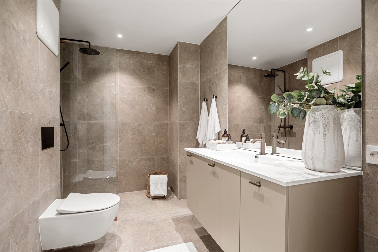 Tidløst og lekkert baderom fra 2025 med gjennomførte løsninger og flotte materialvalg. Galleribilde