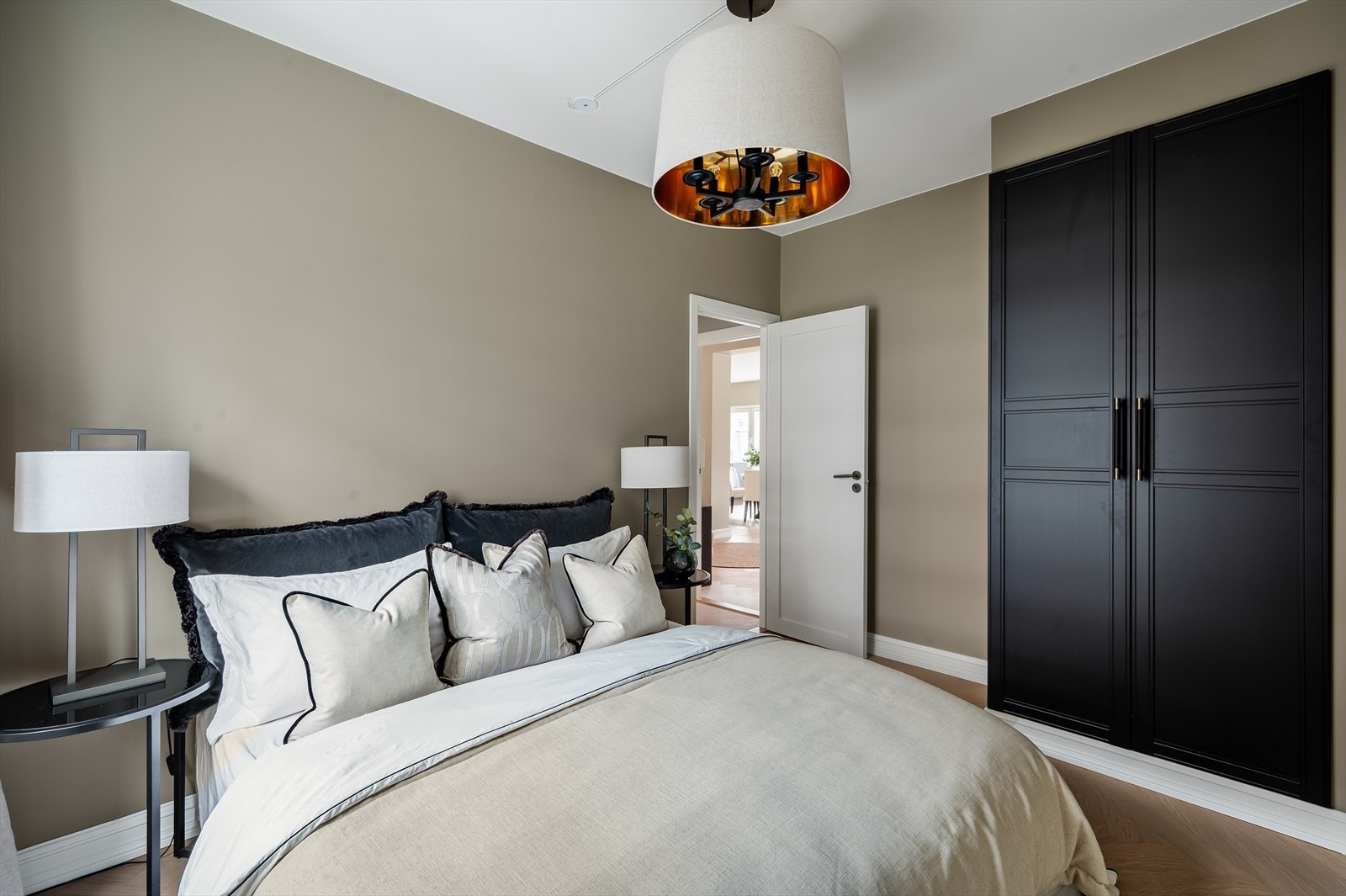 Soverom 2 - Rommet har god størrelse, plassbygget garderobe og mange bruksmuligheter. Galleribilde