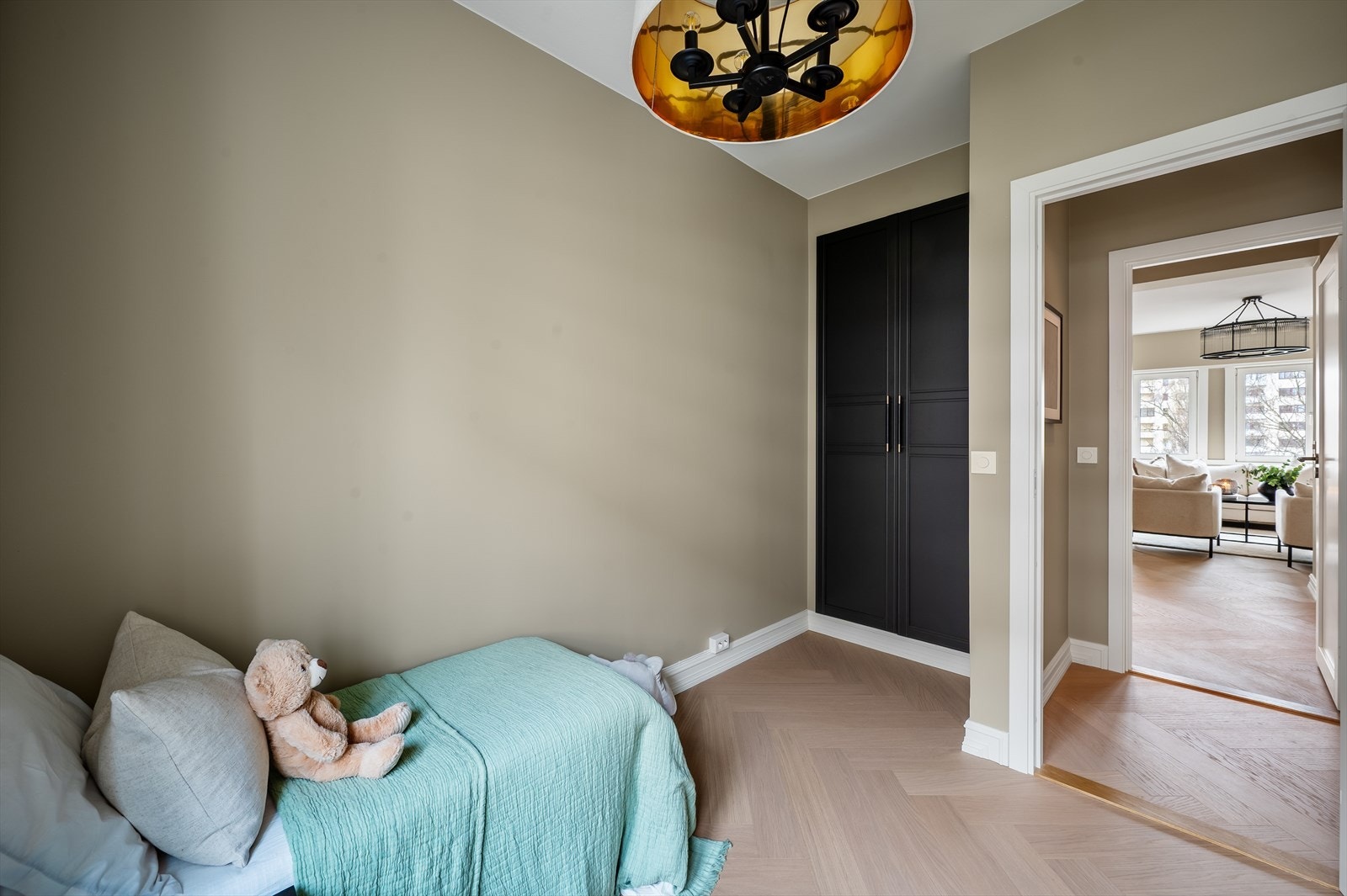 Rommet har god plass til seng, skrivebord og plassbygget garderobe. Galleribilde