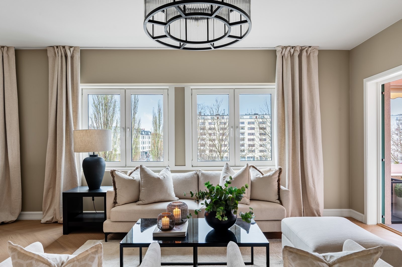 Leiligheten ligger høy og fritt med gode lys- og solforhold. Det er flotte friområder foran bygget, så her har du ingen gjenboere. Galleribilde