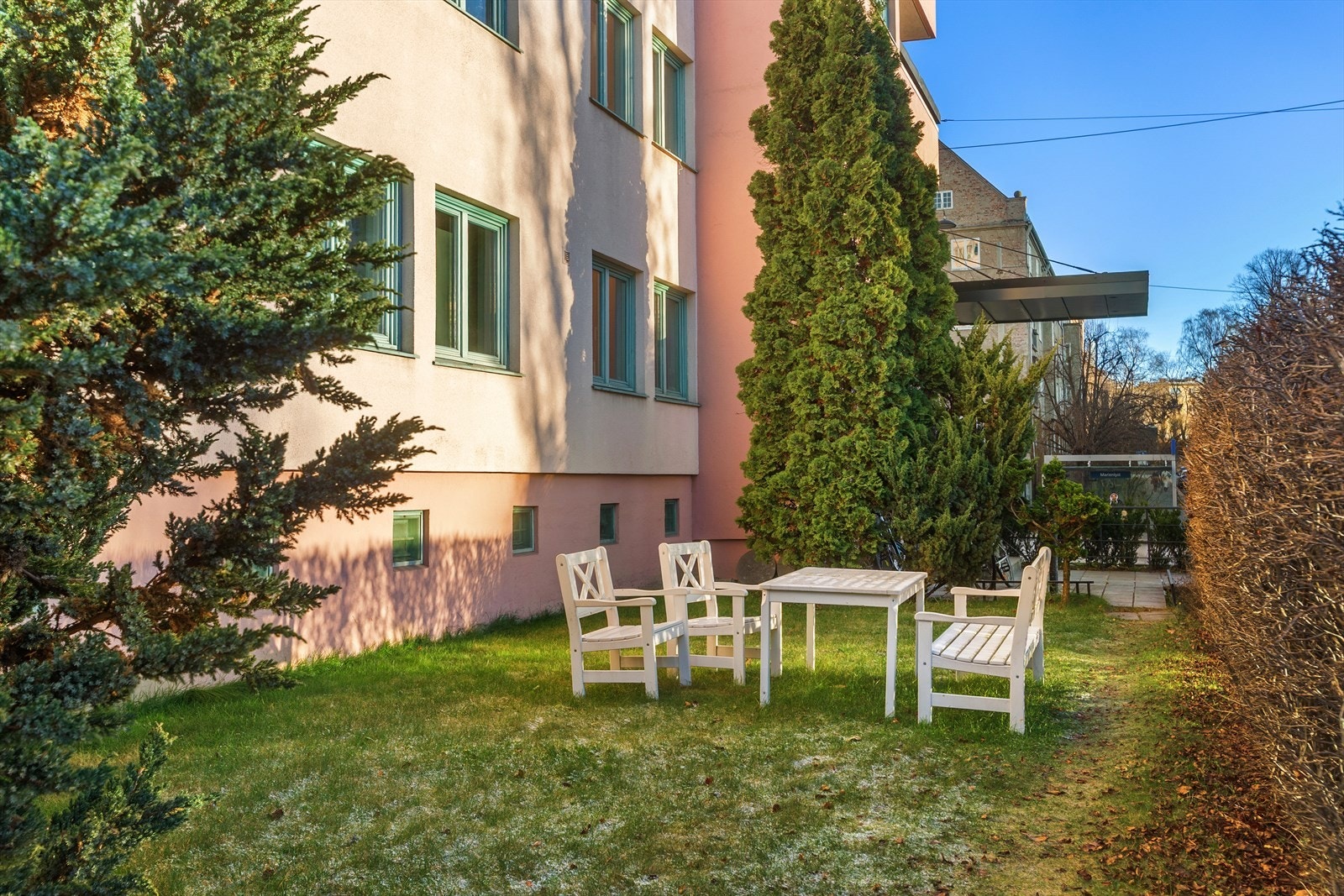 Pent opparbeidet fellesområde med sittebenker. Du har også flotte grøntområder i umiddelbar nærhet til leiligheten. Galleribilde