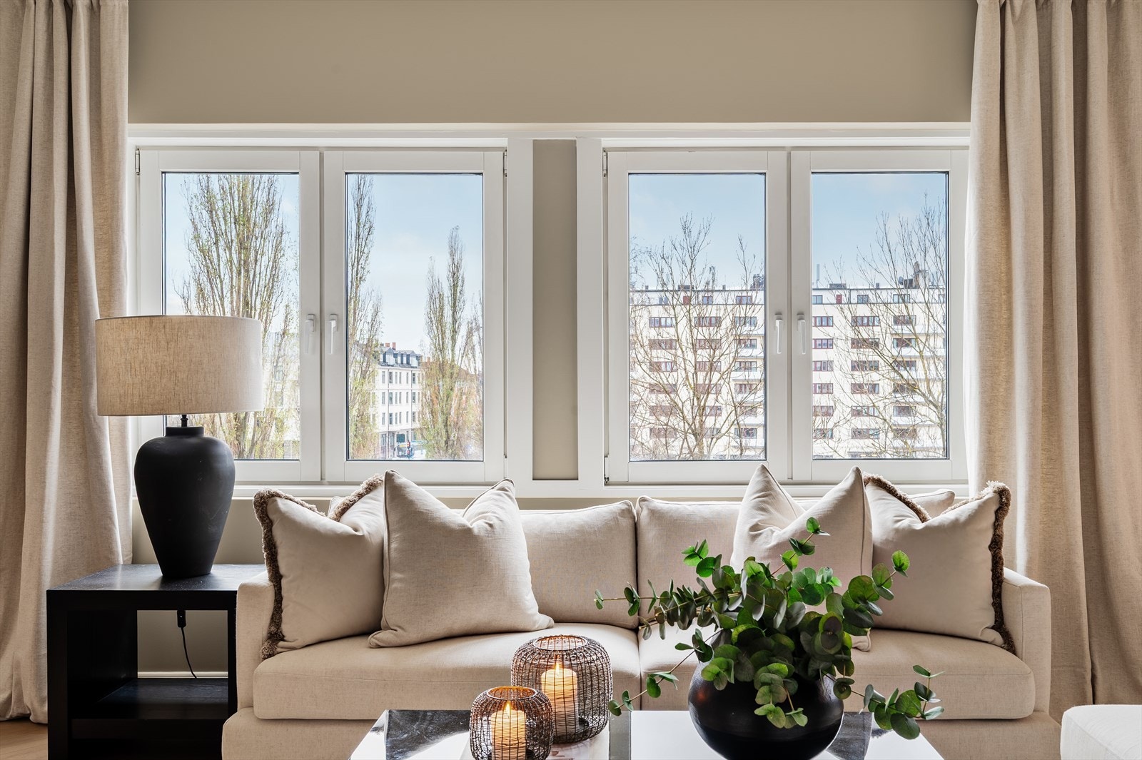 Store vindusflater langs hele oppholdsrommet gir flott naturlig lys inn i leiligheten. Galleribilde