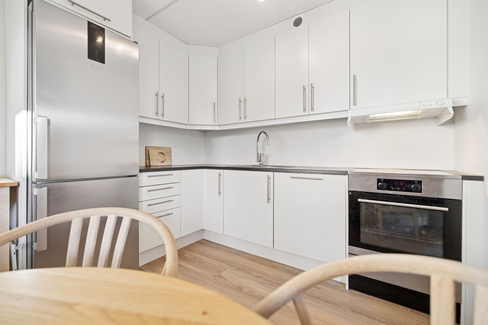 Innredningen gir rikelig med skap- og benkeplass for matlaging og oppbevaring. Galleribilde