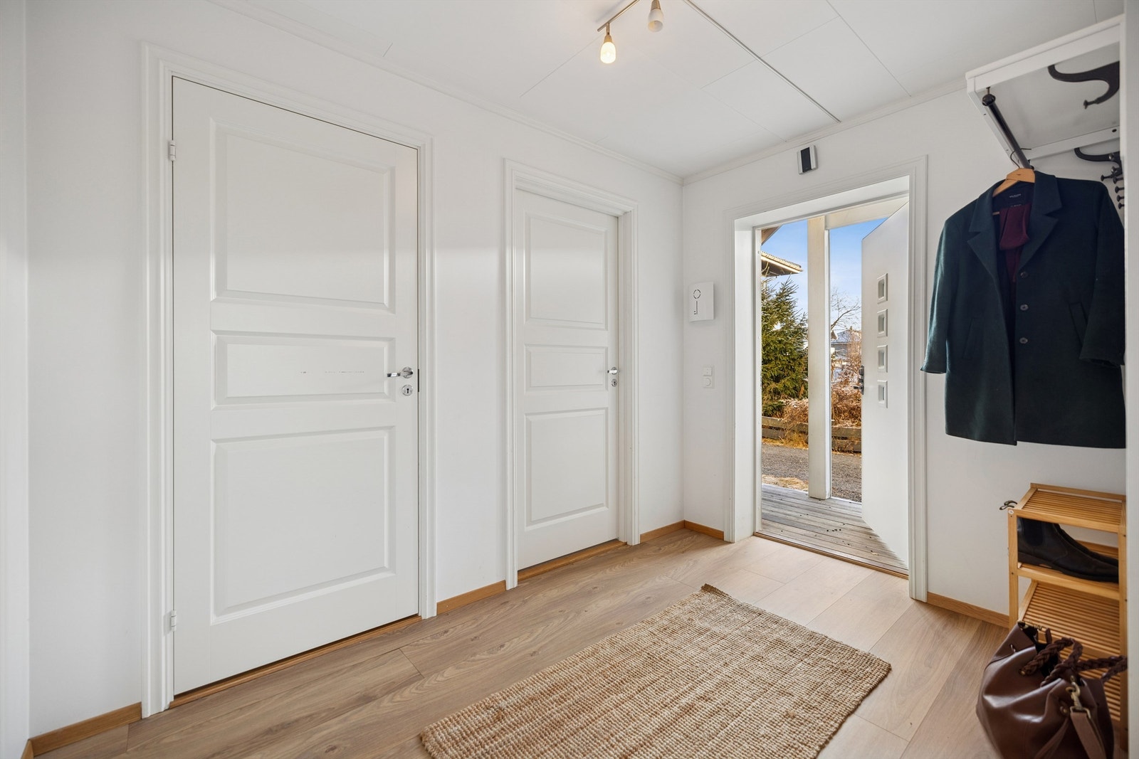 Fra en treplatting ved inngangspartiet kommer du inn i en lys entré med med plass for garderobeløsning. Galleribilde