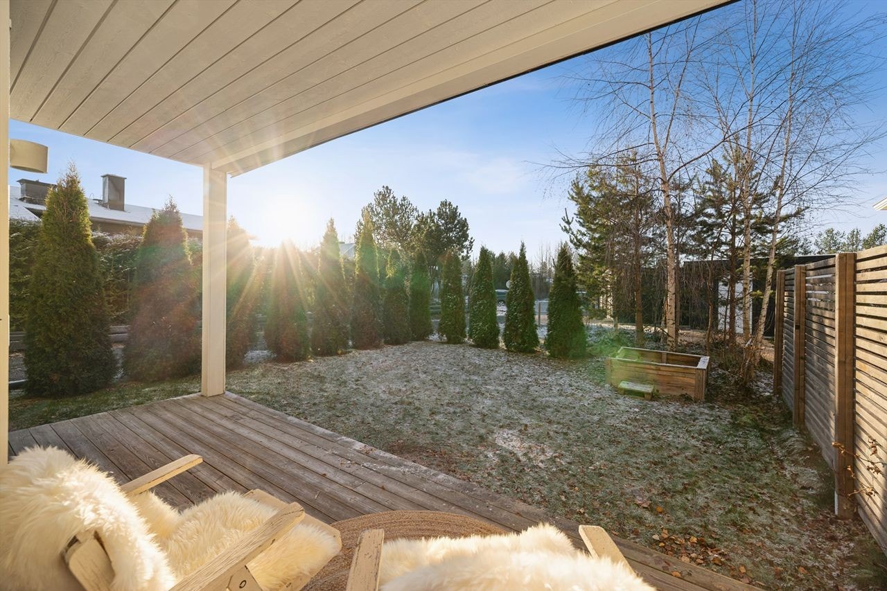 Den vestvendte og overbygde terrassen på 14 m² fungerer som en forlengelse av stuen. Galleribilde