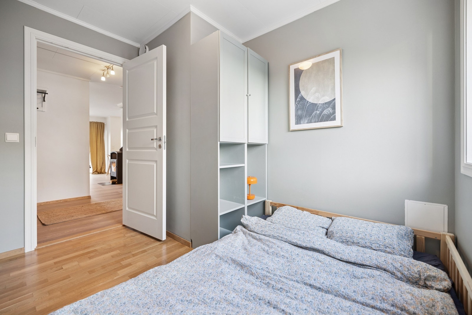 Også her er det parkett på gulvet og lyse, nøytrale farger på veggene. Galleribilde