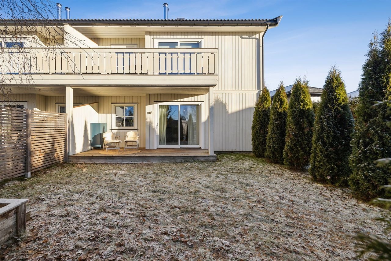 Uteområdet er skjermet og gir en fin privat sone med plen og plass til utemøbler. Galleribilde