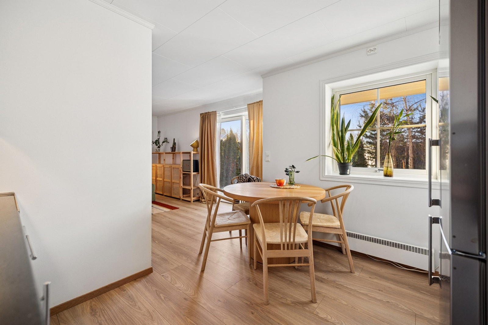 I overgangen mellom stue og kjøkken er det god plass til en hyggelig spiseplass. Galleribilde