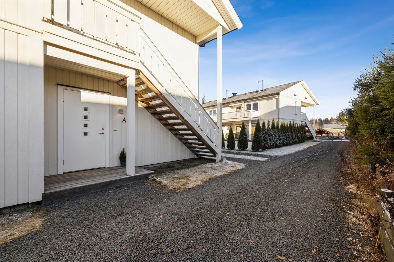 Leiligheten ligger i første etasje i en moderne firemannsbolig fra 2011. Galleribilde