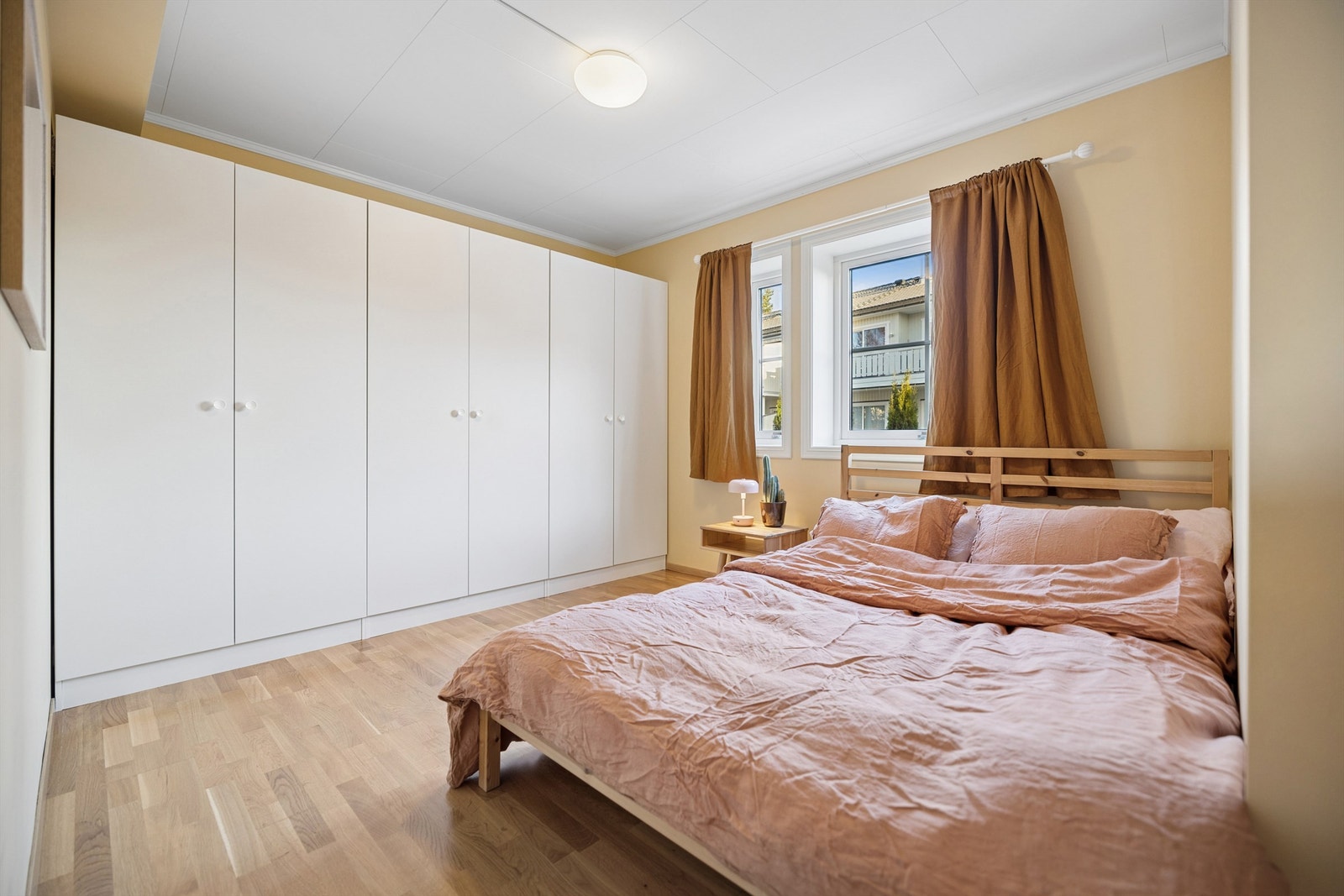 Leiligheten har to soverom. Hovedsoverommet har god plass til dobbeltseng og har rikelig med garderobeskap. Galleribilde