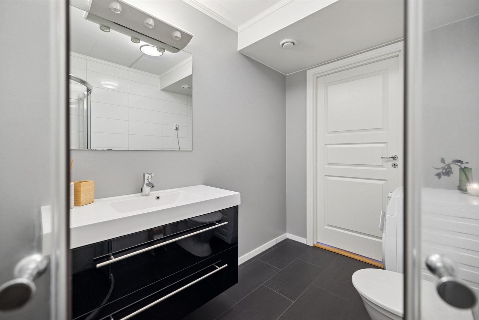 Badet er av god størrelse, med servant nedfelt i en moderne baderomsinnredning. Galleribilde