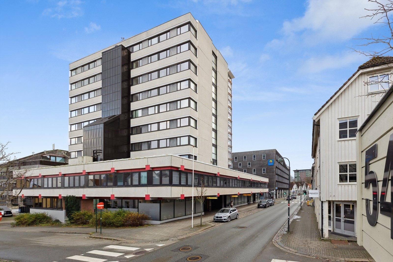 Leiligheten har én parkeringsplass i det felles parkeringsanlegget og en bod i byggets underetasje. Galleribilde