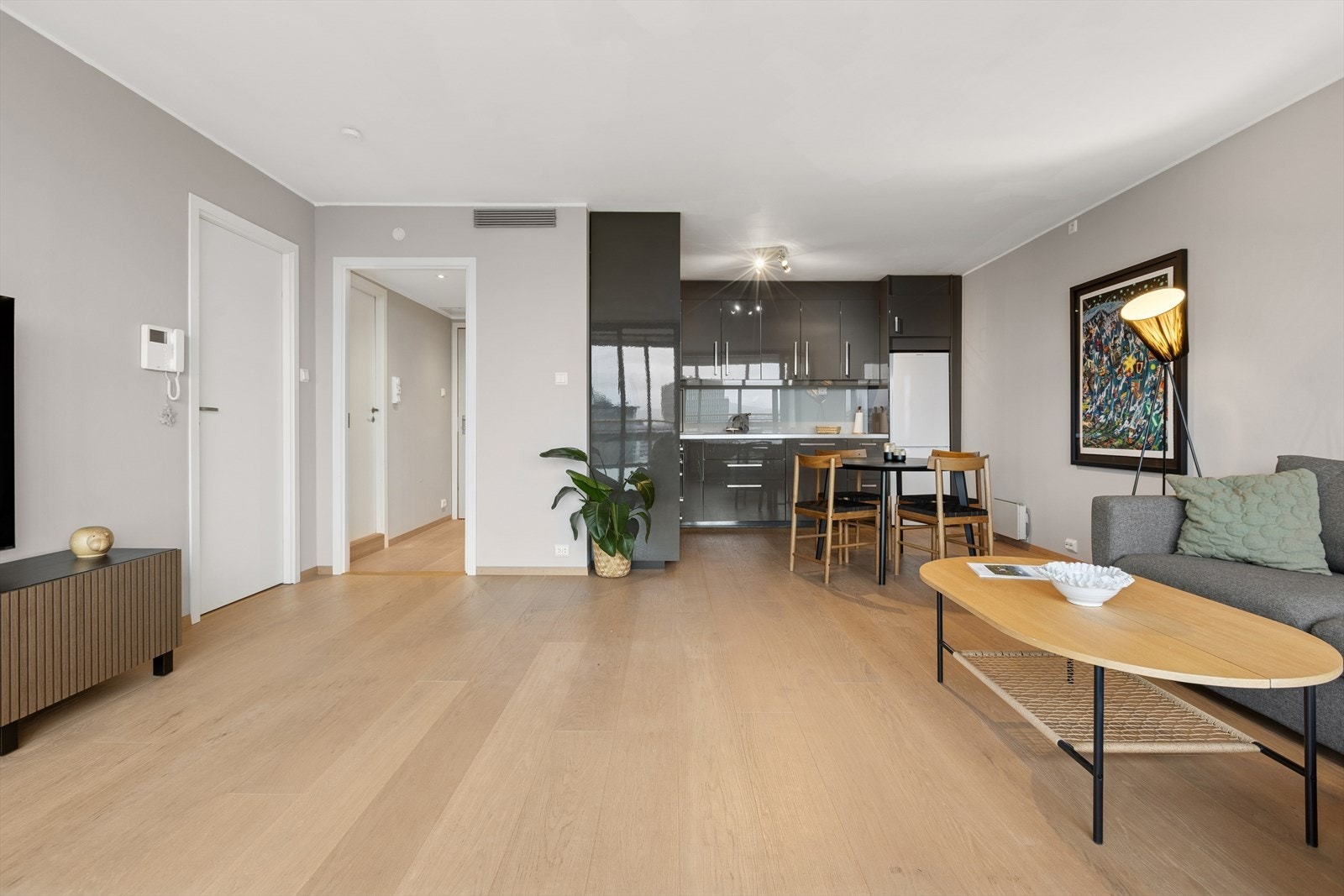 Rommet har god plass til både sofagruppe med tilhørende møbler og et spisebord. Galleribilde