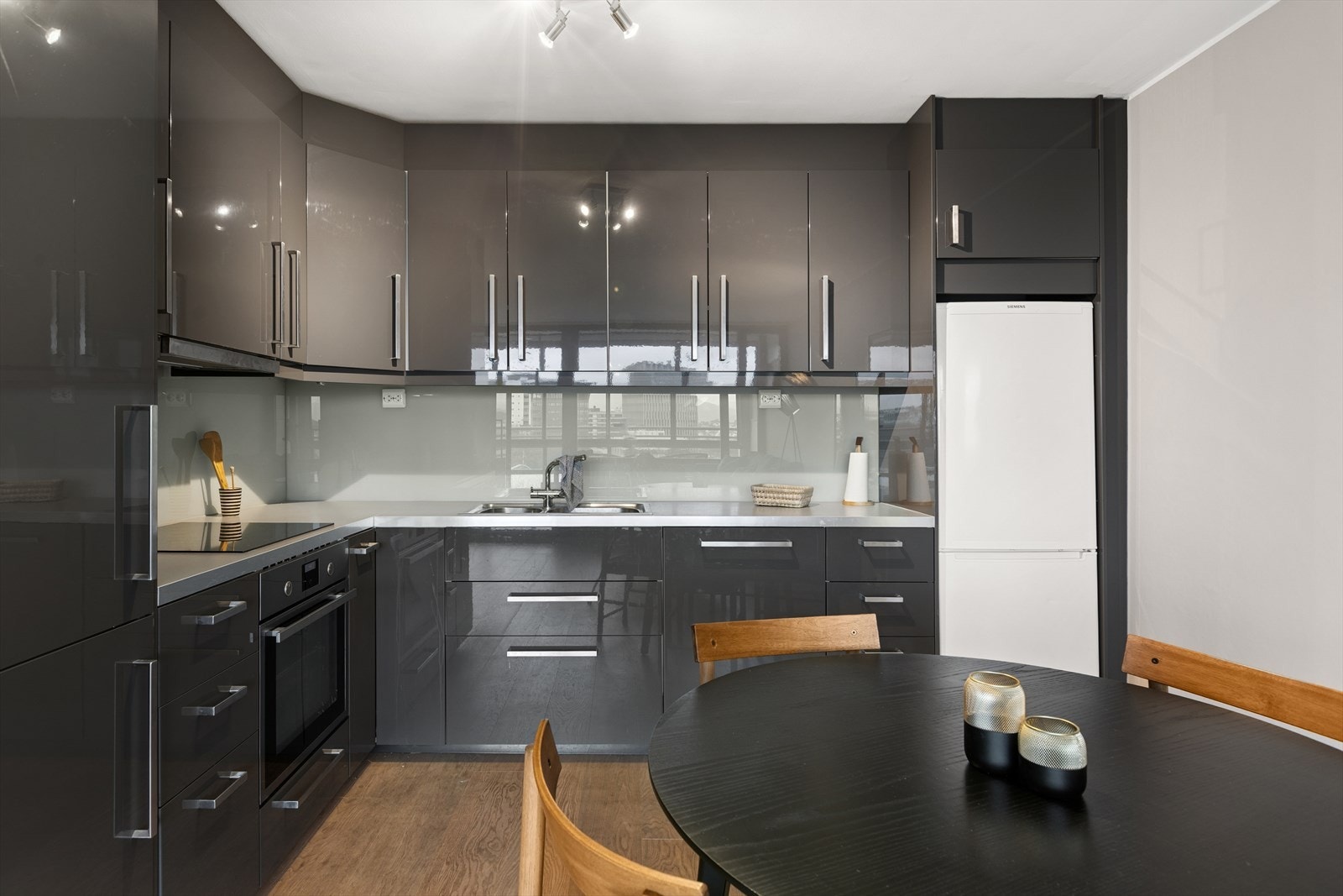 Det er en kjøkkenventilator tilkoblet fellesanlegget. Galleribilde