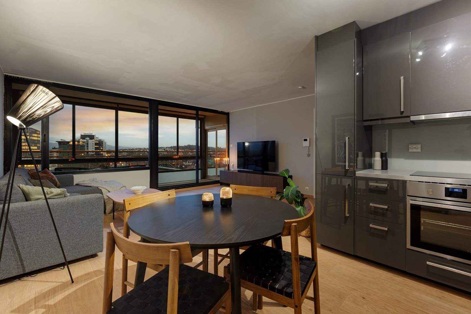 Leiligheten måler 51 kvm og ligger i byggets 9. etasje med heis- og trappeadkomst. Galleribilde