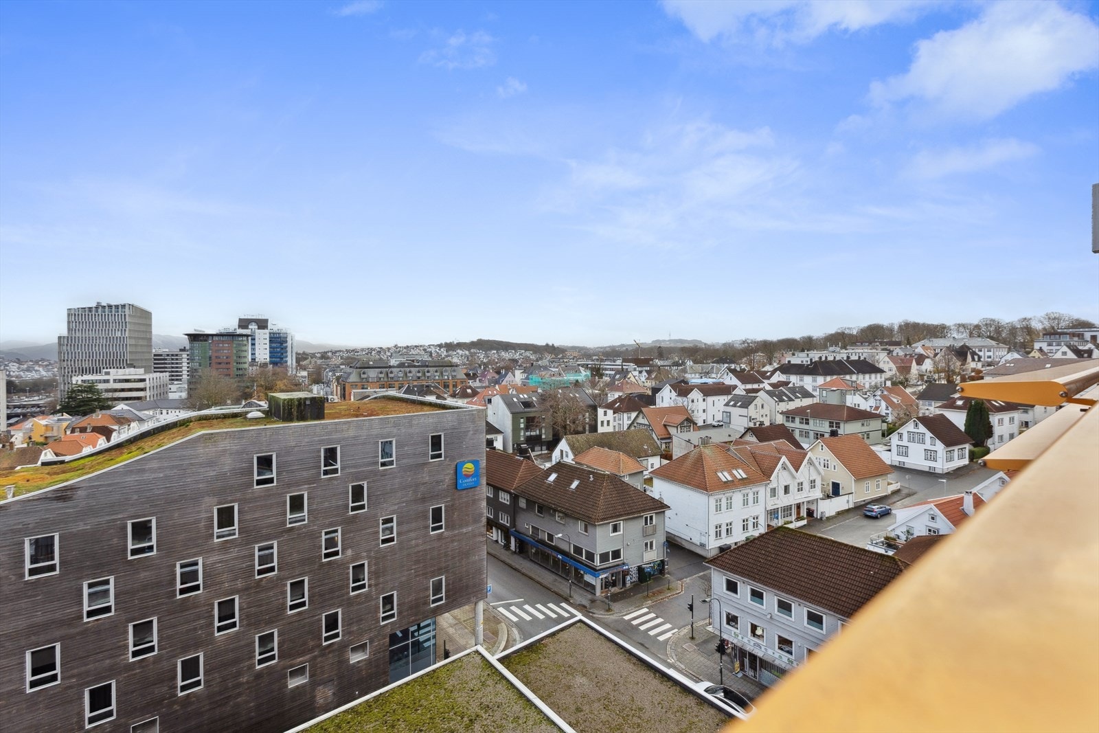 Godt kollektivt tilbud med buss og tog få minutters gange unna leiligheten. Galleribilde