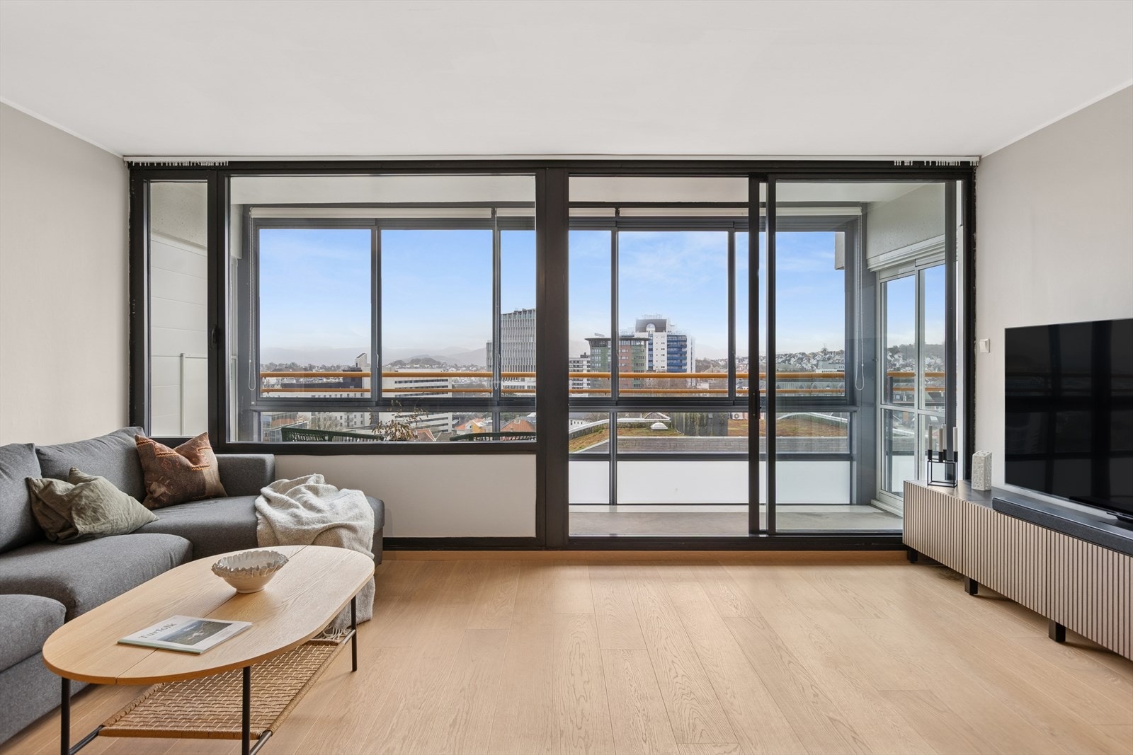 Stuen har store vindusflater som gir fine utsiktsforhold. Galleribilde