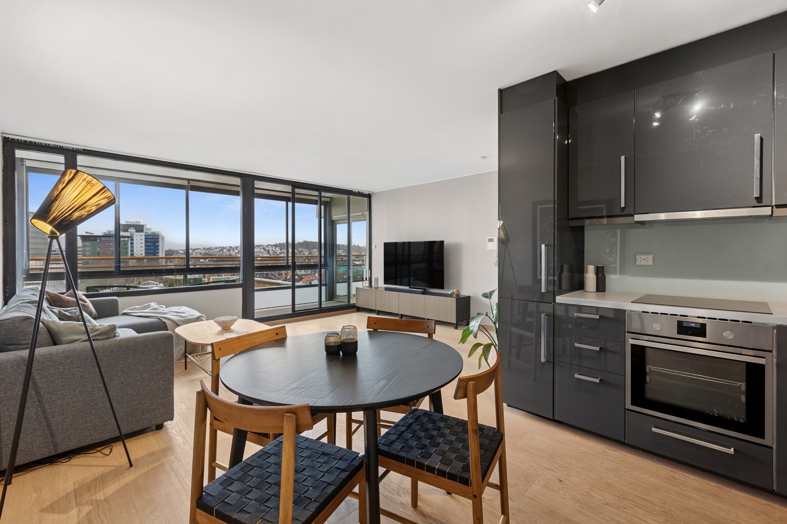 Kjøkkenet fra 2015 er i en åpen løsning med stuen. Galleribilde