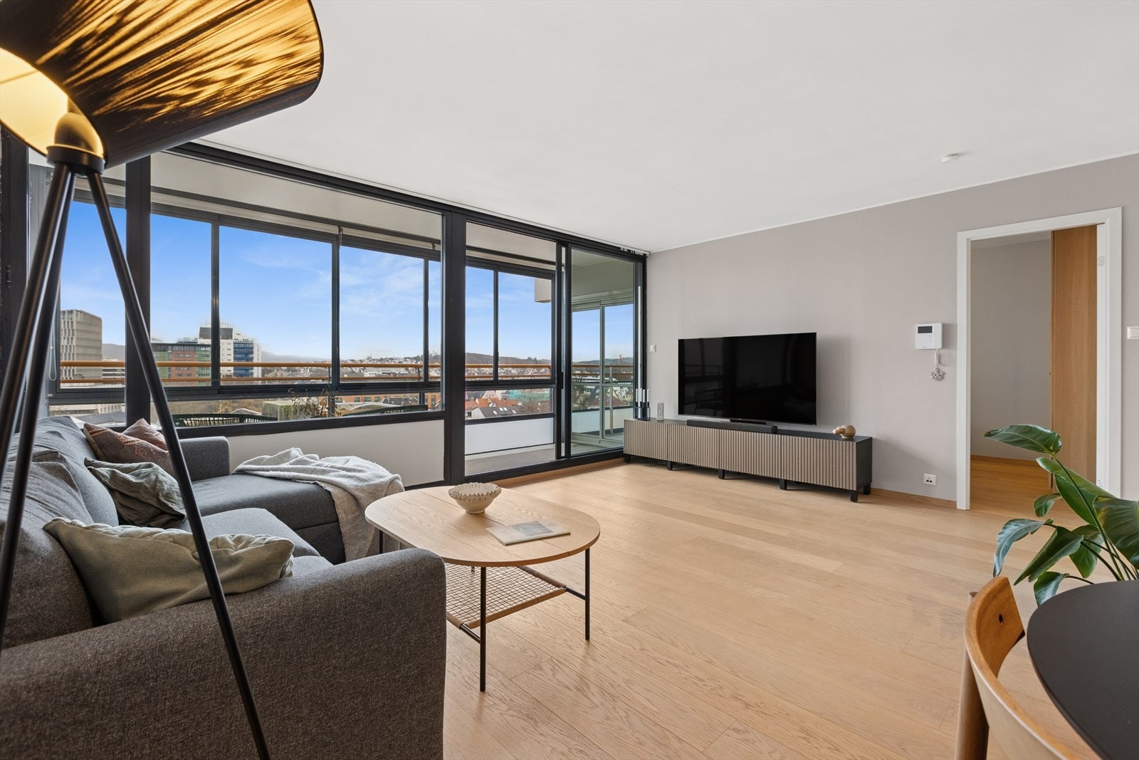 Innvendig byr leiligheten på et romslig oppholdsrom hvor stue og kjøkken er kombinert i en åpen løsning. Galleribilde