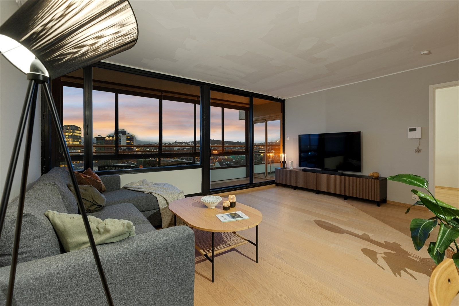 Løkkeveien 51 er en 2-roms eierleilighet i et bygg fra år 1979. Galleribilde