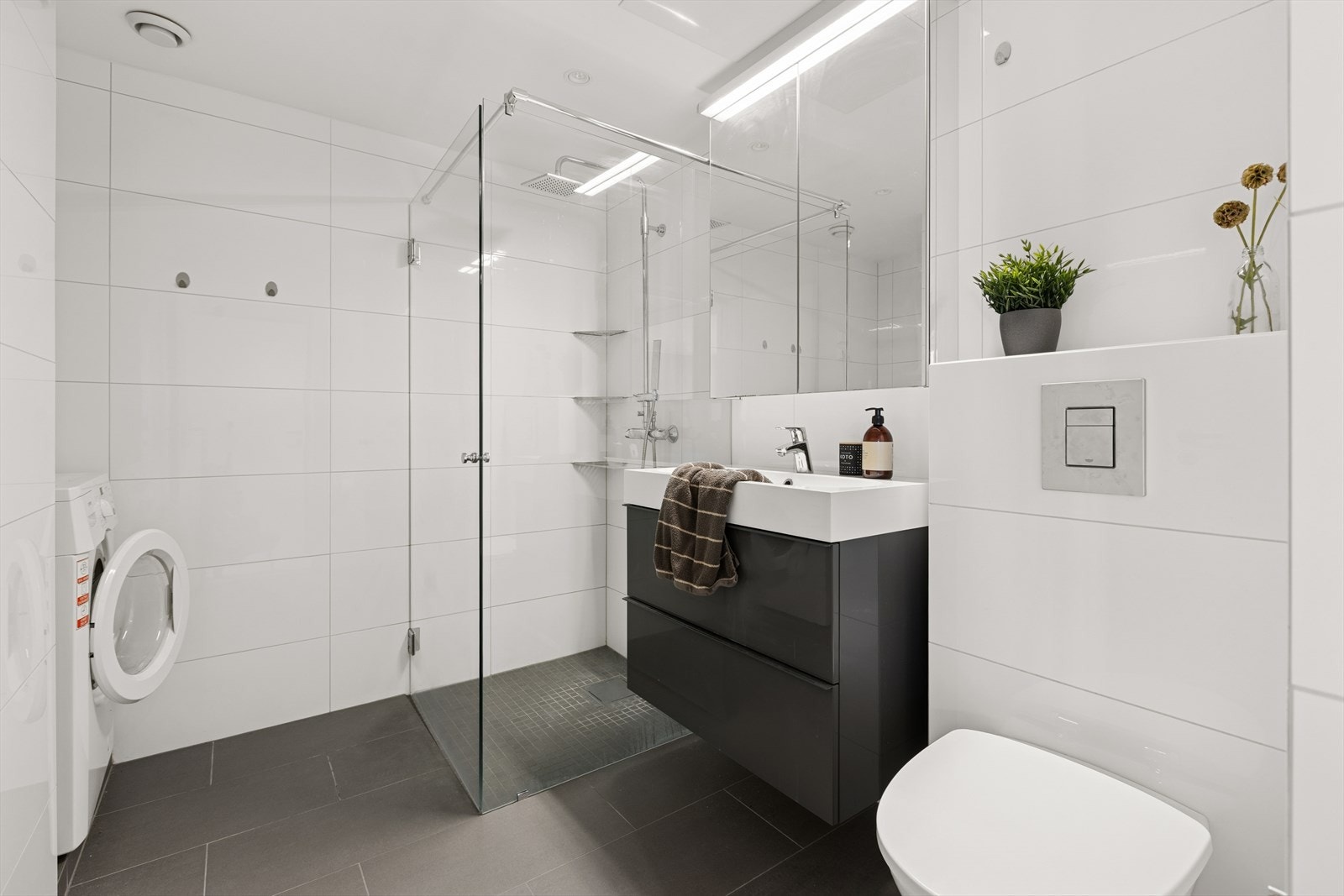 Badet ble modernisert i 2015 og har fliser på vegger og gulv. Galleribilde