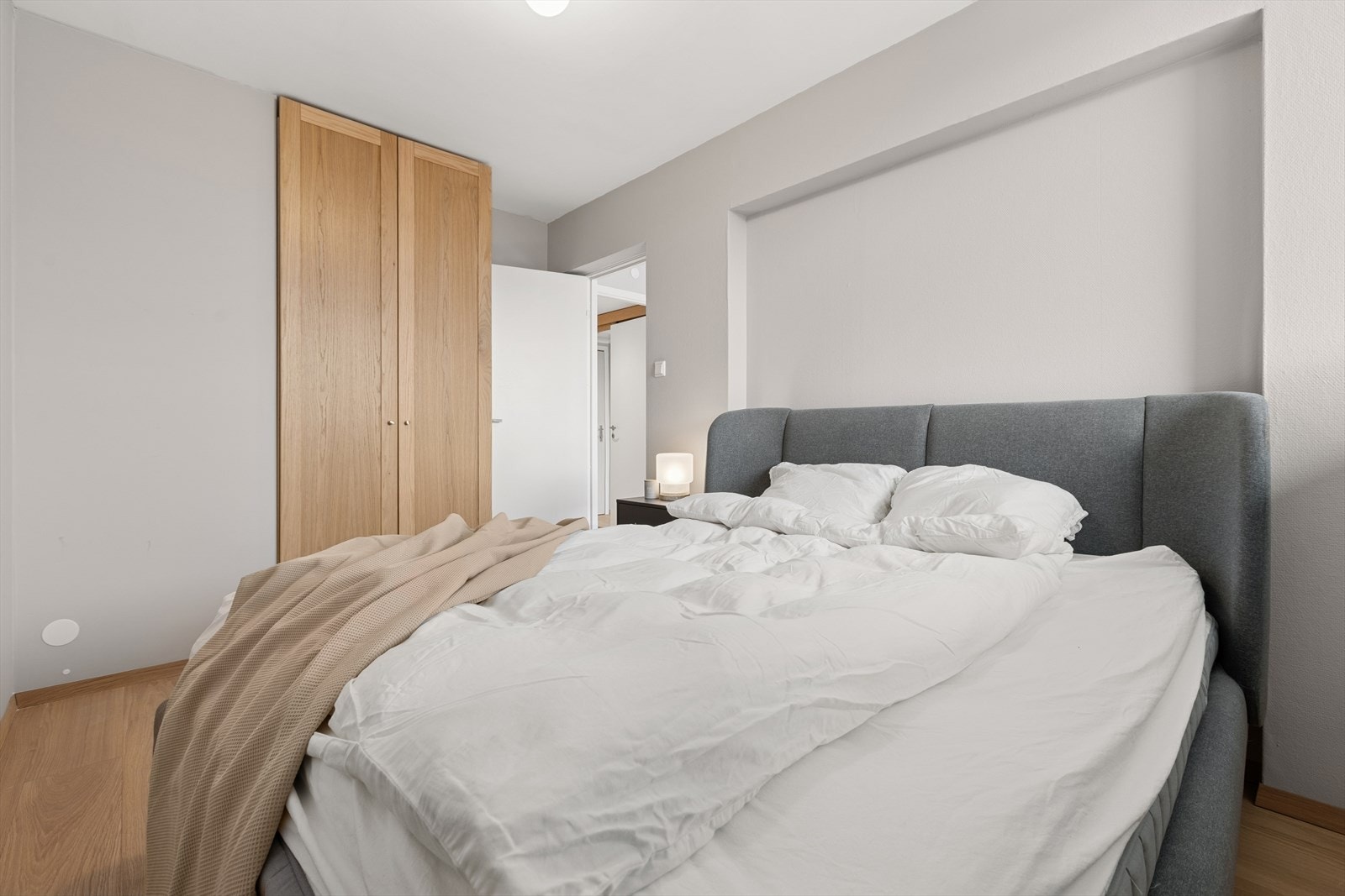 Rommet har parkett på gulvet og vegger av gips/betong. Galleribilde