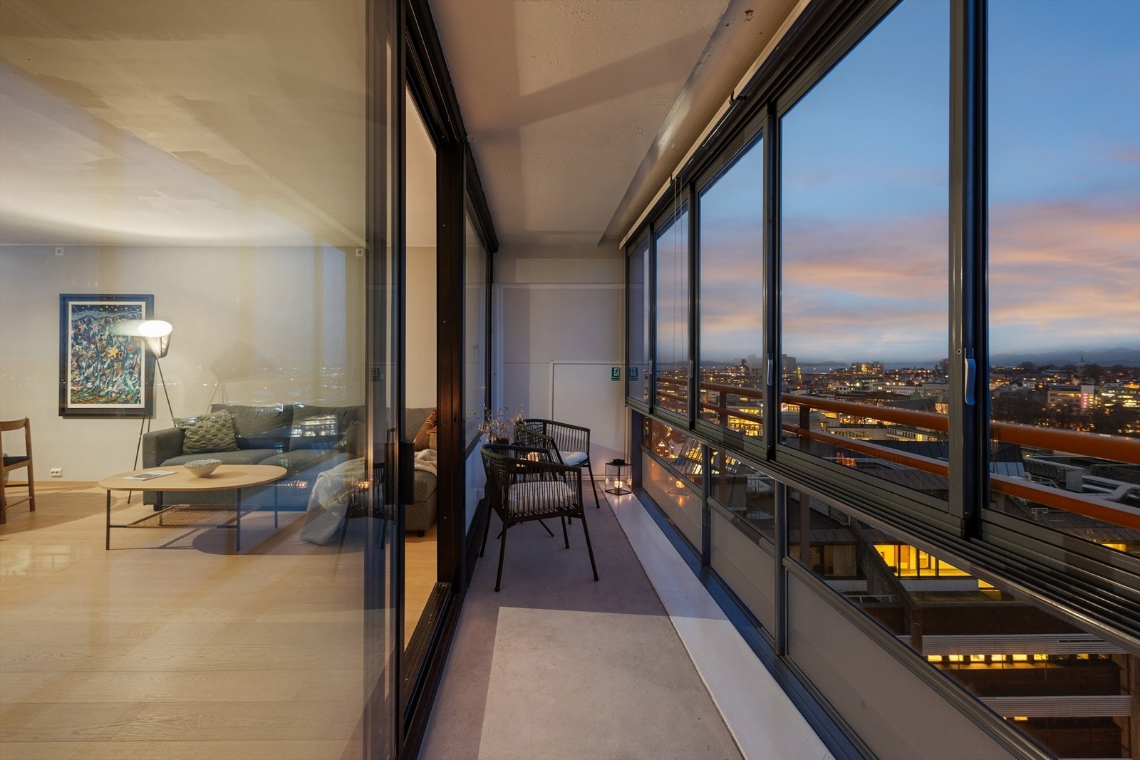 Fra stuen er det direkte tilgang til en hyggelig, innglasset balkong. Galleribilde