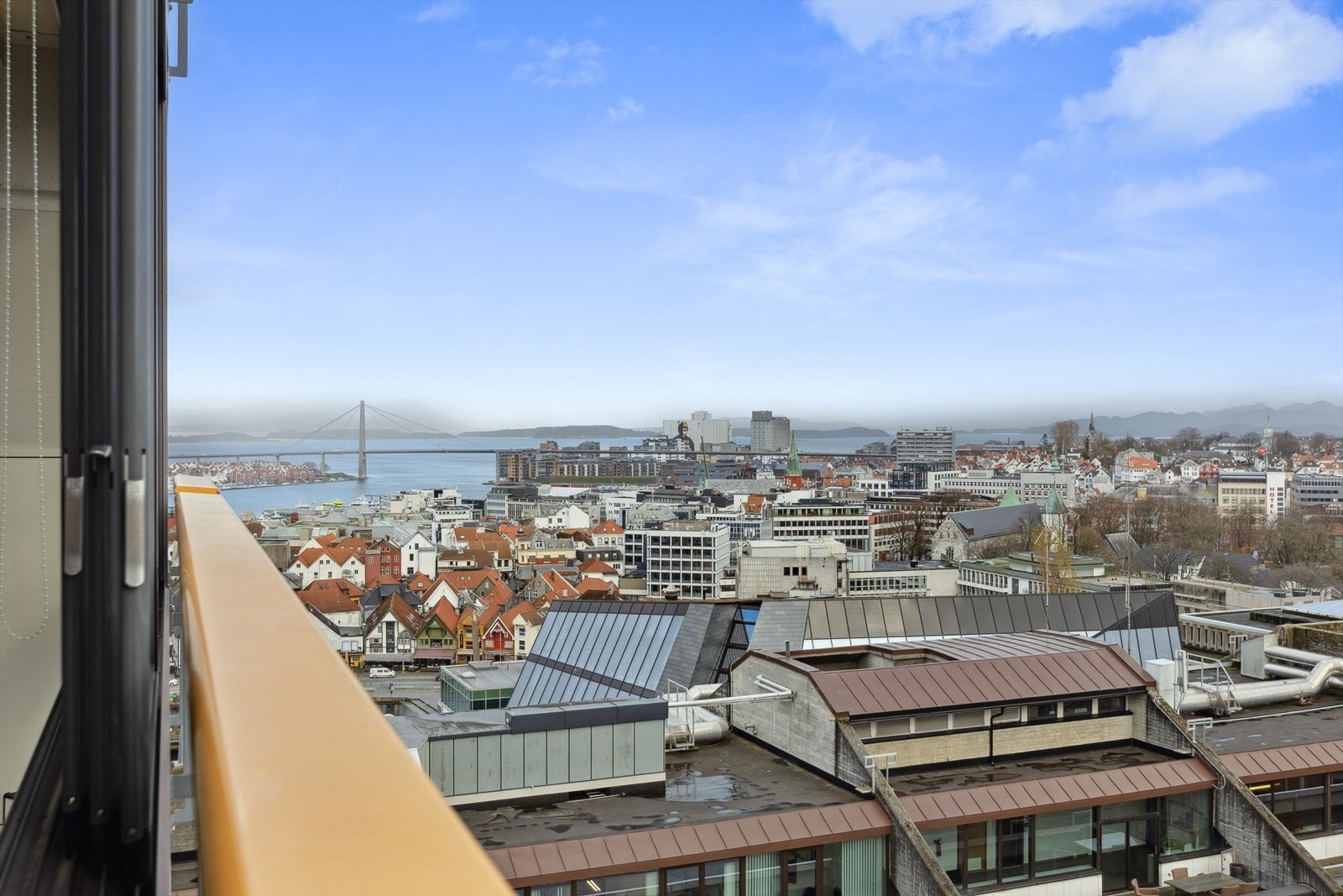 Fra leiligheten er det nærhet til de fleste servicefasiliteter og en rekke spisesteder. Galleribilde