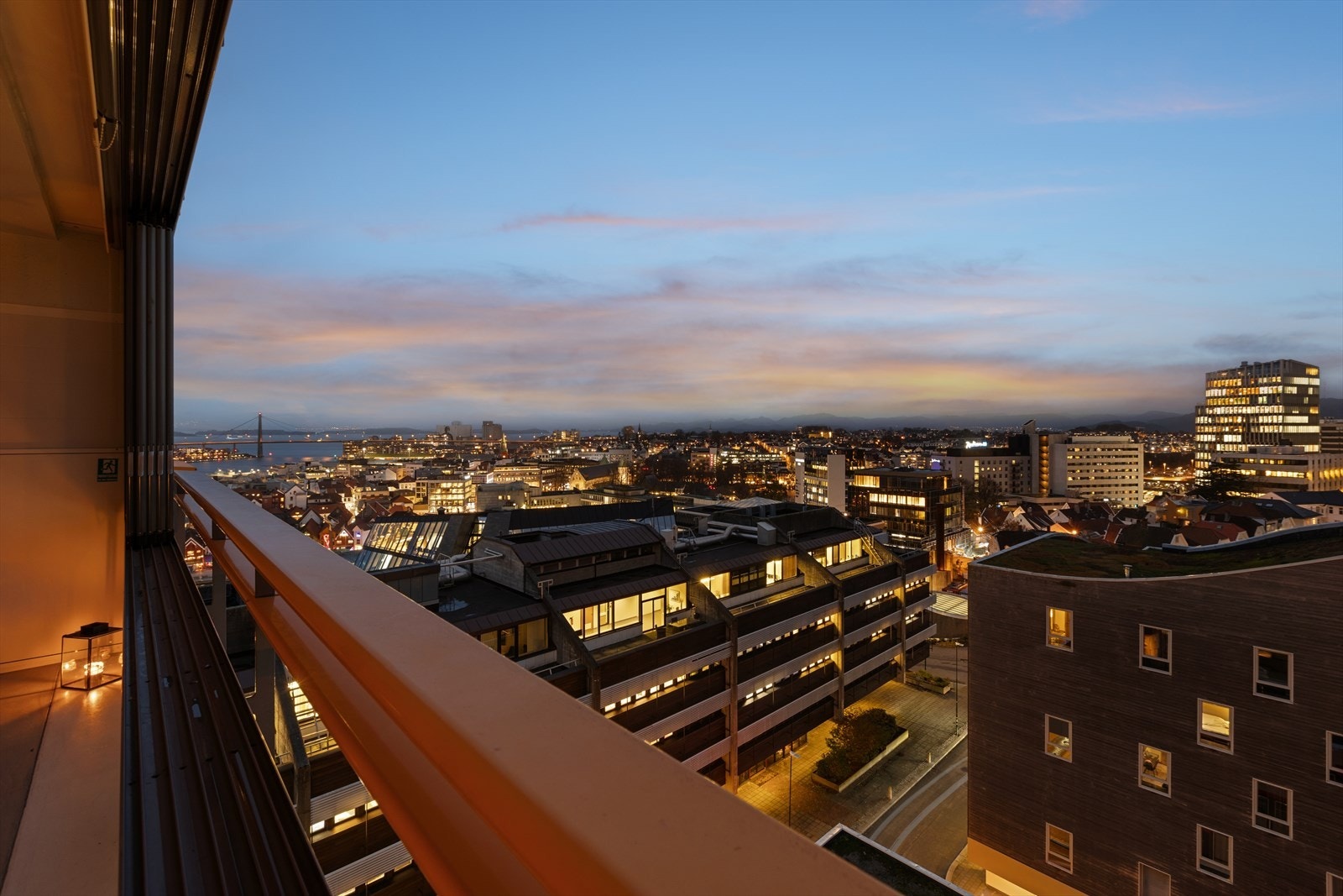 Fra balkongen er det flott utsikt over Stavanger sentrum. Galleribilde
