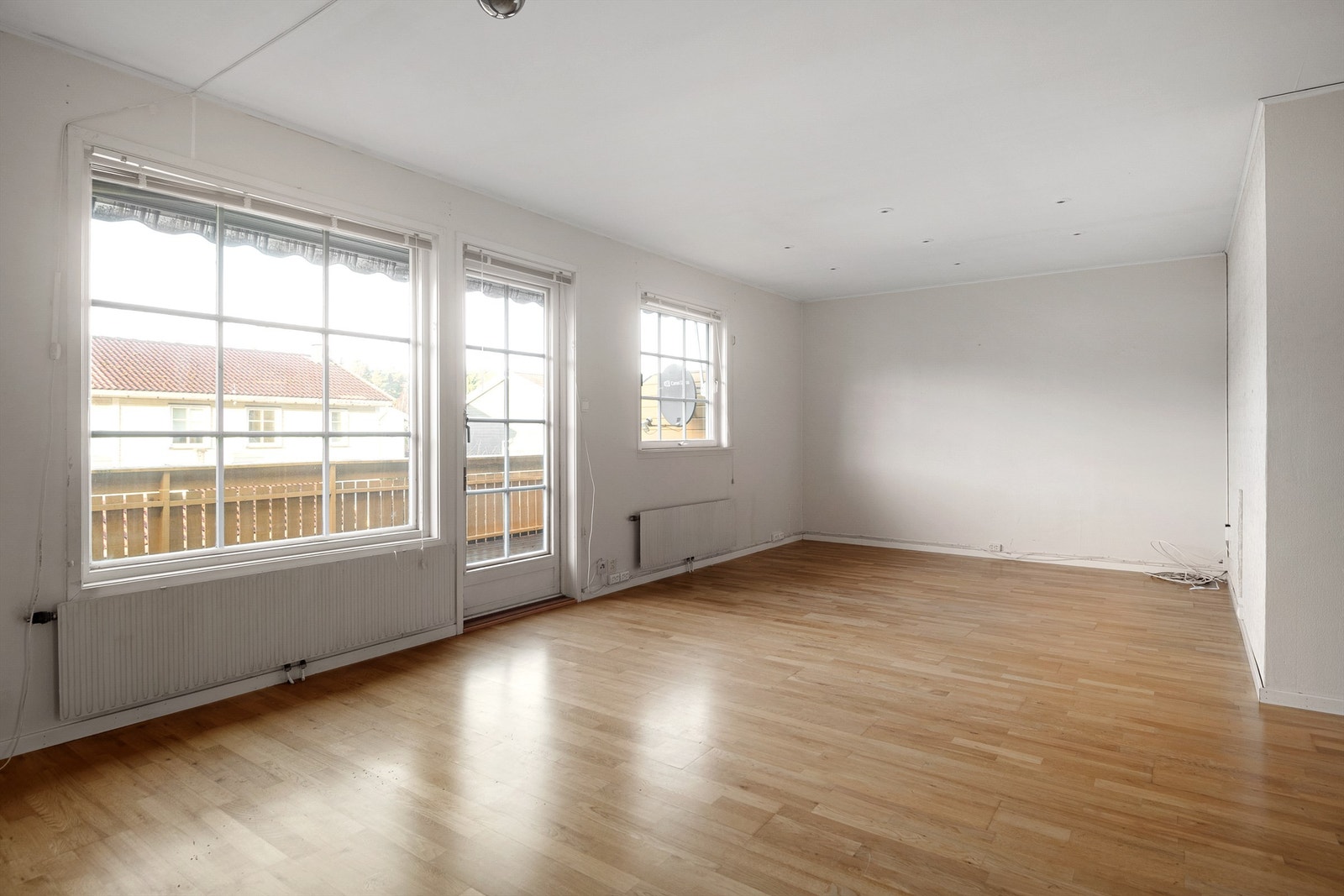 Romslig stue med mye naturlig lysinnslipp. Galleribilde