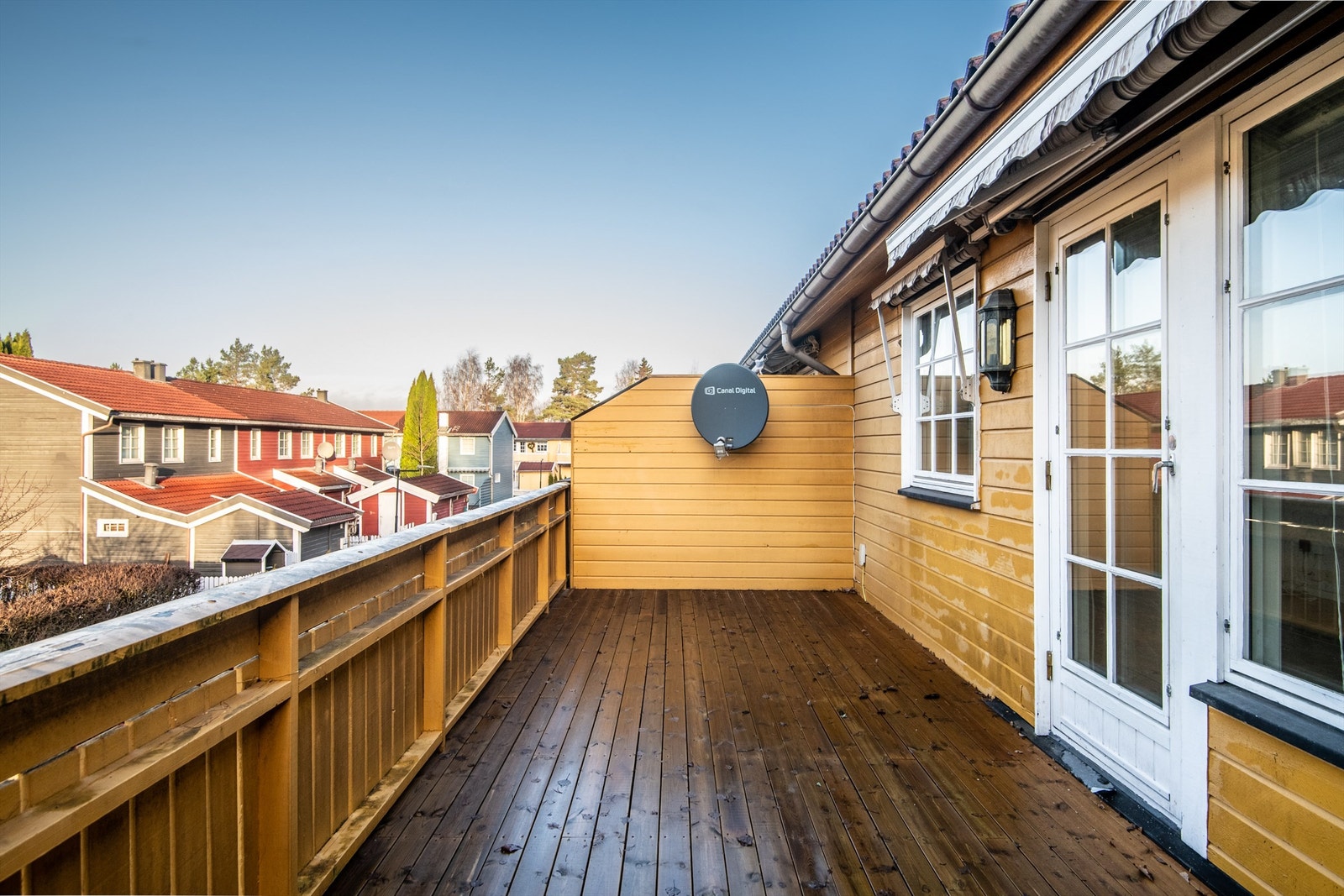 Utgang fra stuen til vestvendt solrik terrasse. Nytt terrassedekke i 2024. Galleribilde