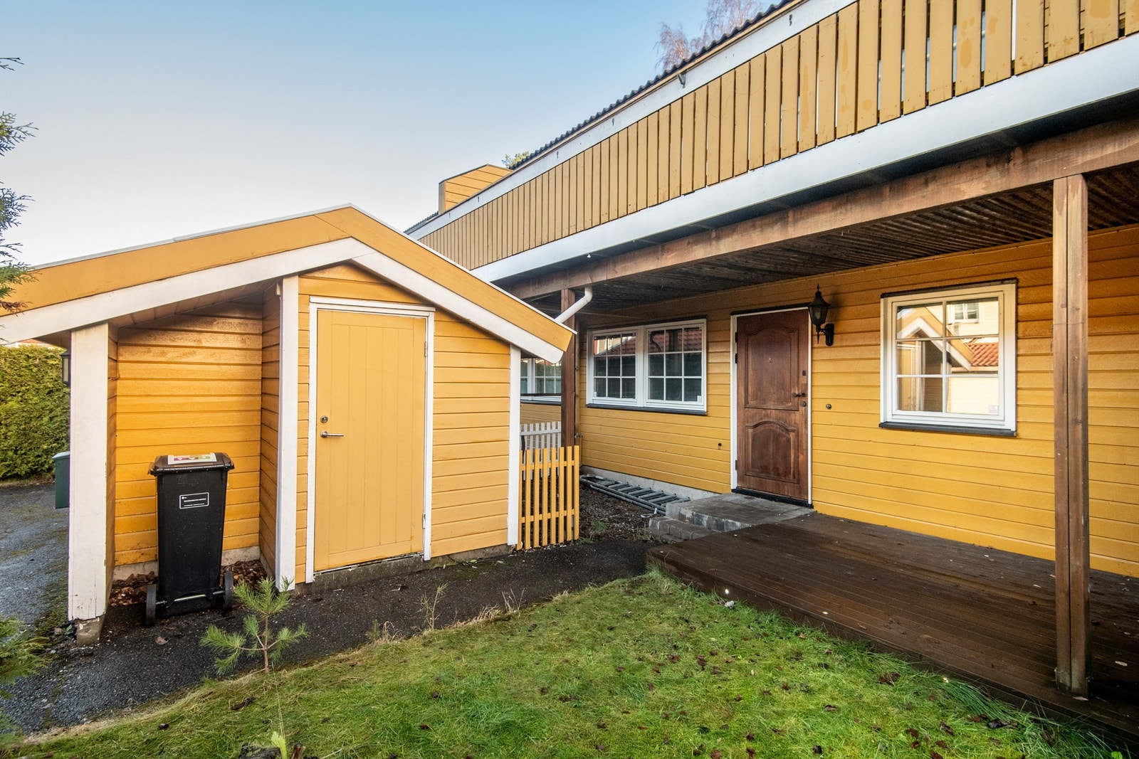 Inngangspartiet med tilhørende utendørs bod og hage Galleribilde