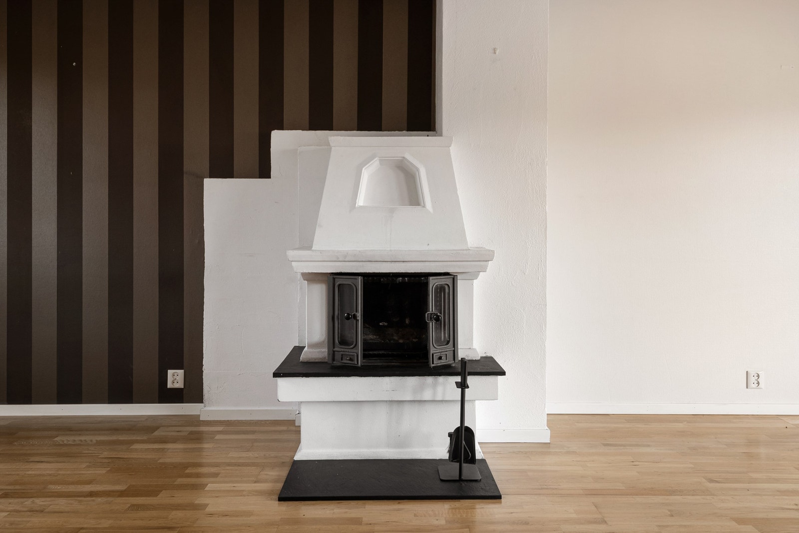 Boligen har peis i stuen. Galleribilde