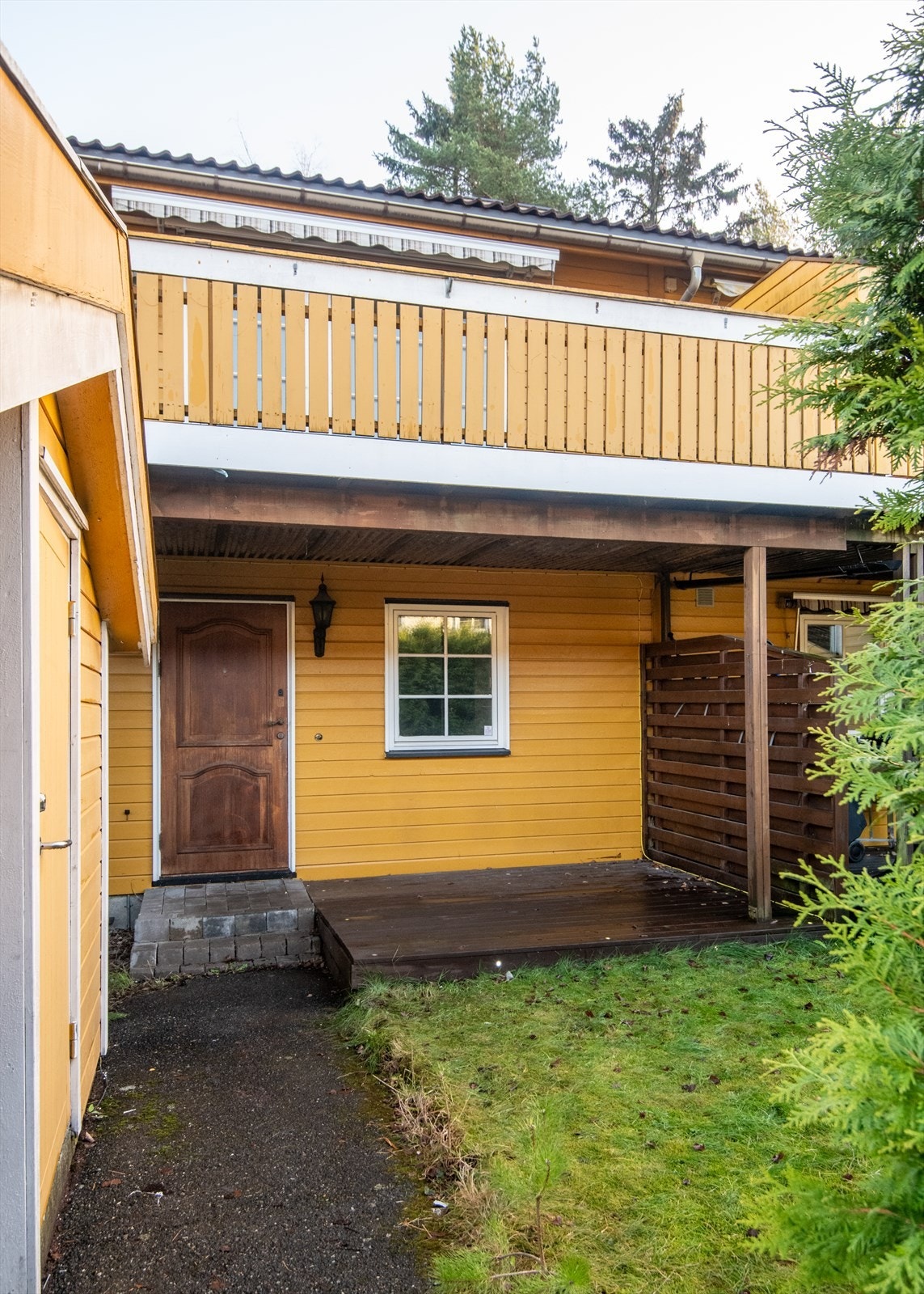 Inngangspartiet med hage foran. Galleribilde