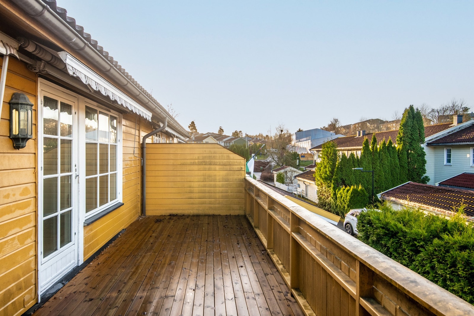 Stor vestvendt balkong med utgang fra stuen. Galleribilde