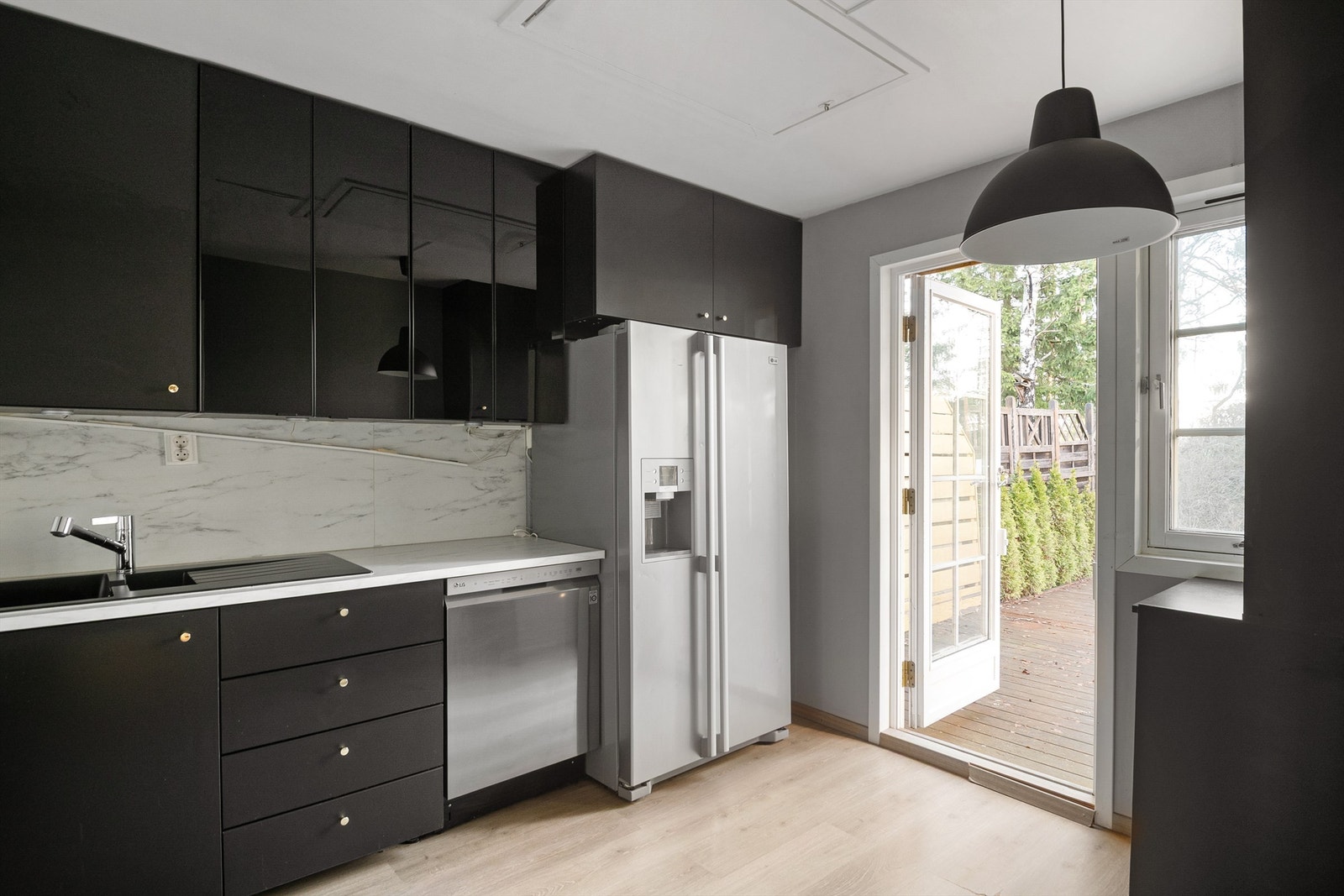 Lekkert kjøkken fra 2019 med god skap- og benkeplass. Utgang fra kjøkkenet til hage med markterrasse. Galleribilde