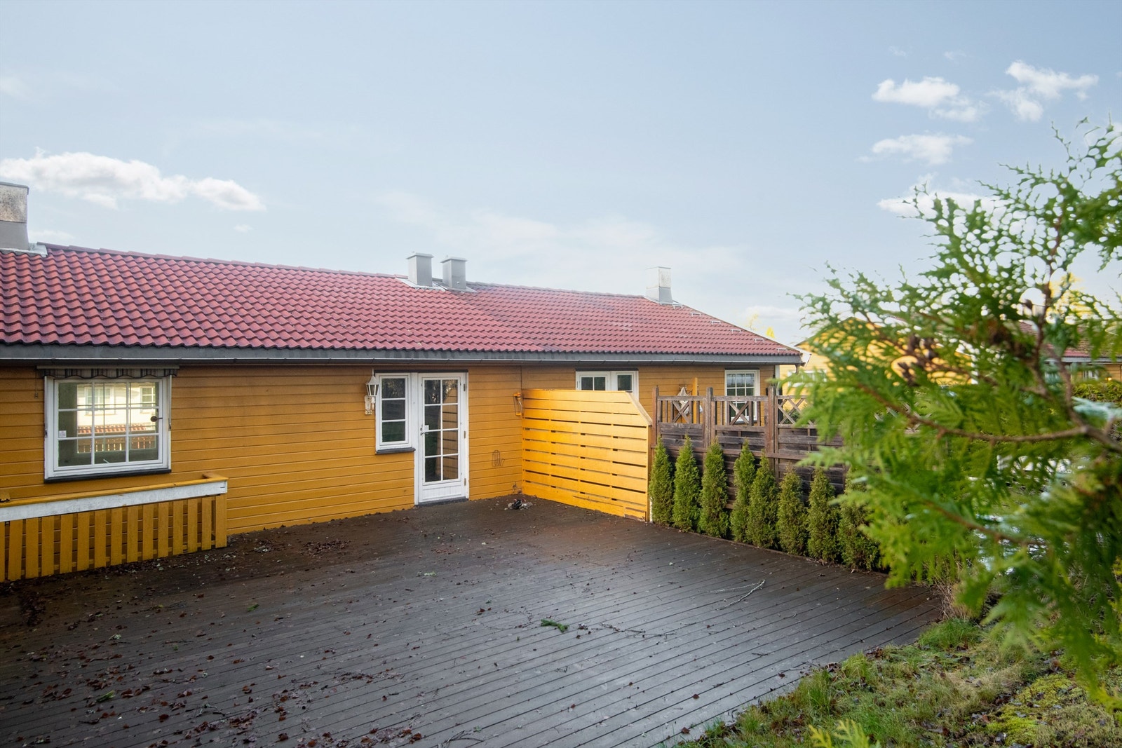 Velkommen til Nyjordstubben 35 og dette svært innholdsrike rekkehuset over to plan med moderniseringsbehov - Presentert av Christoffer S. Akerjordet og Krogsveen Nordstrand Galleribilde