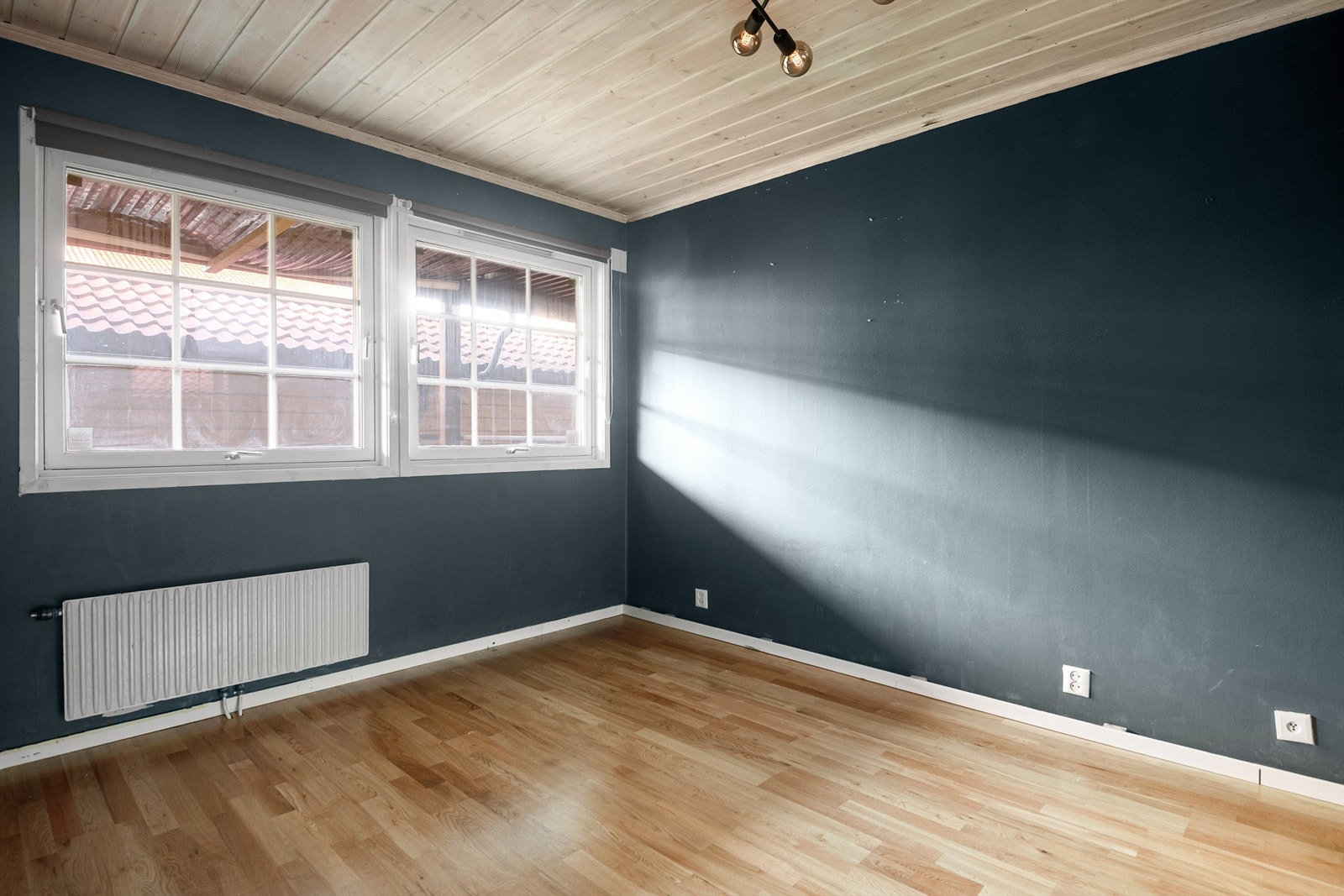 Boligen har tre gode soverom i underetasjen. Her fra hovedsoverommet. Galleribilde