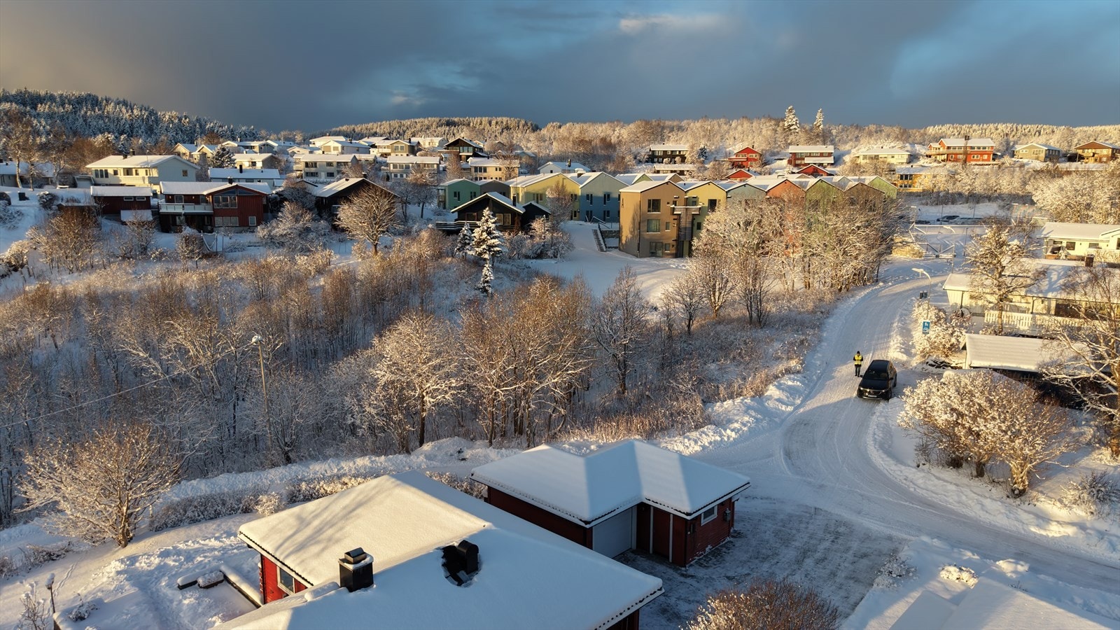 Tomtene ligger i vestvendt hellende terreng, noe som gir deg gode solforhold Galleribilde
