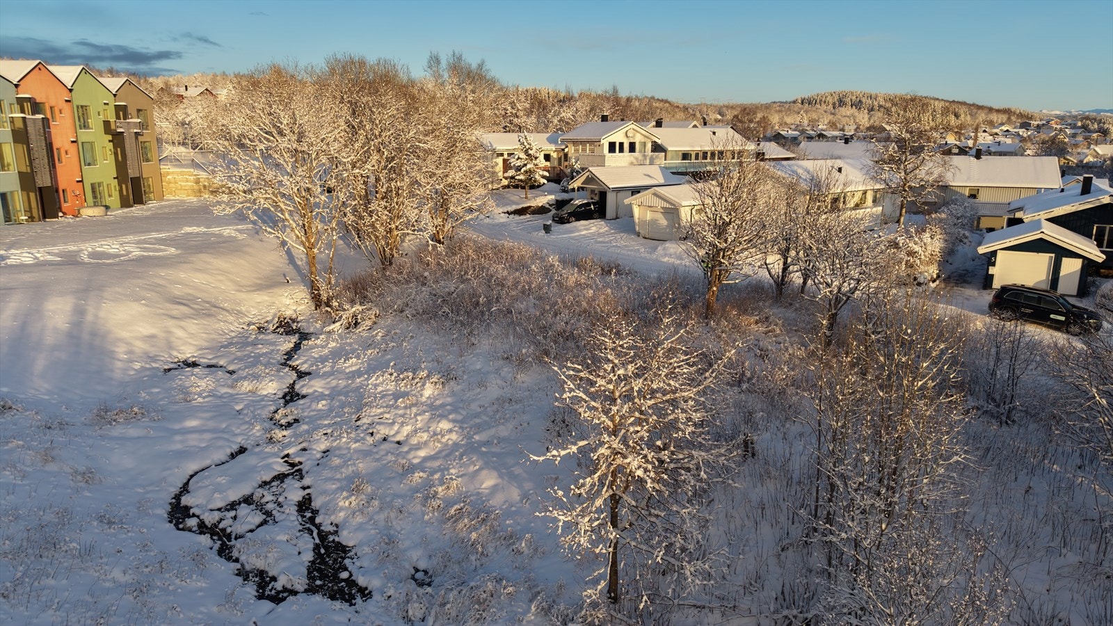 Det er utarbeidet situasjonsplan fra Norconsult med tre eneboliger m/frittstående carporter - Dette kan benyttes, men kjøper kan og lage sin egen plan innenfor gjeldende bestemmelser Galleribilde