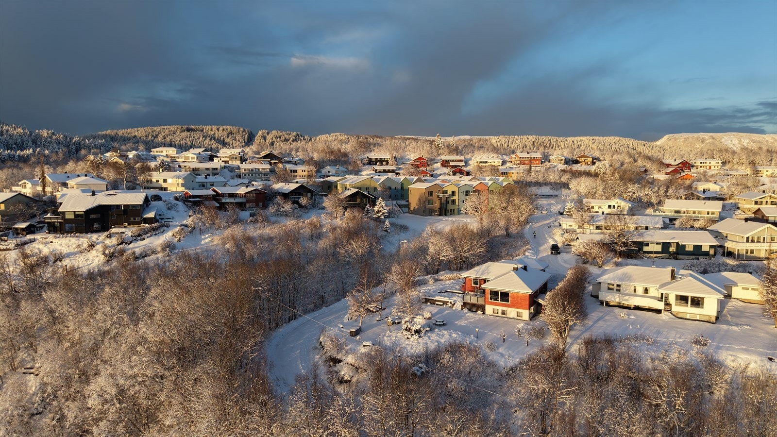 Mørkved er et av de største boligområdene i kommunen - Her ligger blant annet Bodin videregående skole og maritime fagskole, Nord universitet og Politihøgskolens avdeling i Bodø Galleribilde