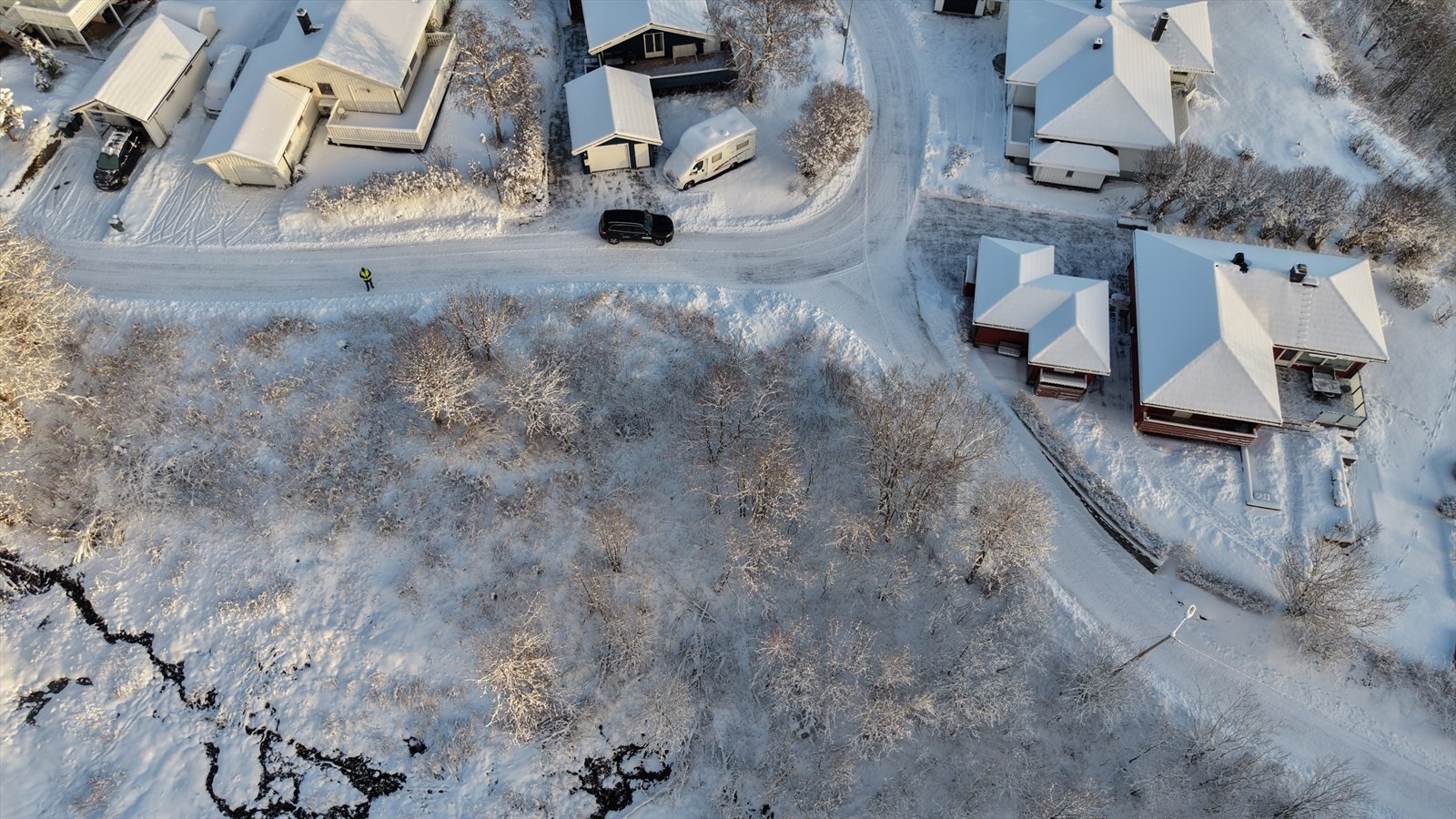 Tomtene har et samelet areal på ca. 1 419 kvm og vil fradeles gnr. 42, bnr. 53 - Alle markeringer av grenser og oppdeling av tomtene er grove anslag, endelig areal og grenser vil bli avklart ved oppmåling av tomtene (selger besørger fradeling) Galleribilde