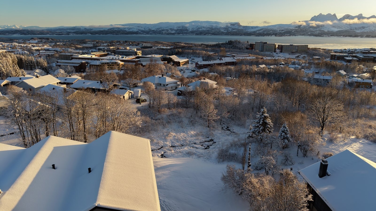 Her finner du også barnehager, skoler i alle trinn og flere lekeplasser innen gangavstand - Mørkvedlia Idrettspark ligger ca. 15-20 minutters gange unna og har bl.a. treningssenter, friidrettsbane, kunstgressbane, idrettshall og klatresenter Galleribilde