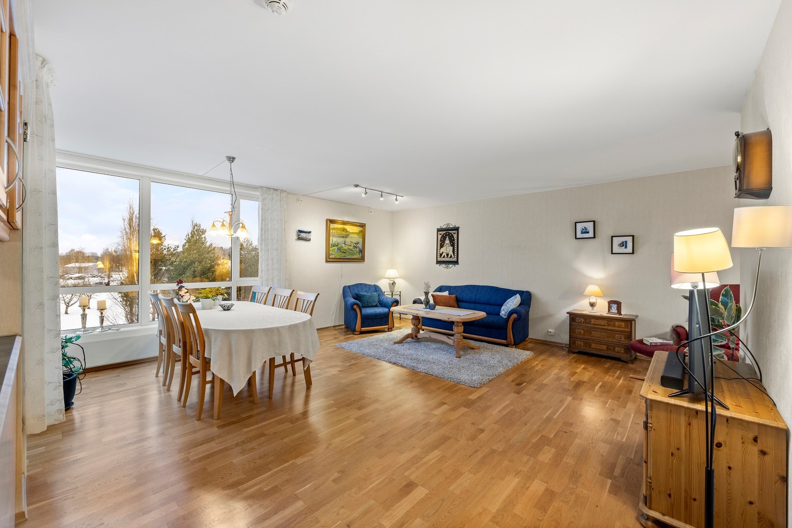 Den romslige stuen har god plass til både spisebord og sofagruppe Galleribilde