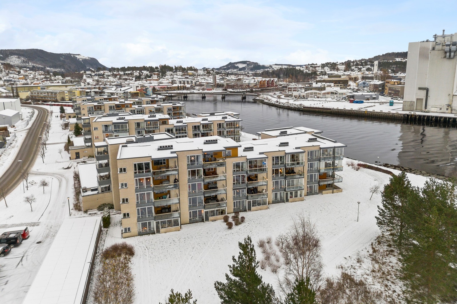 Rusleavstand til matbutikk, treningssenter og svømmebasseng, samt kjøpesenter i kort avstand. Galleribilde