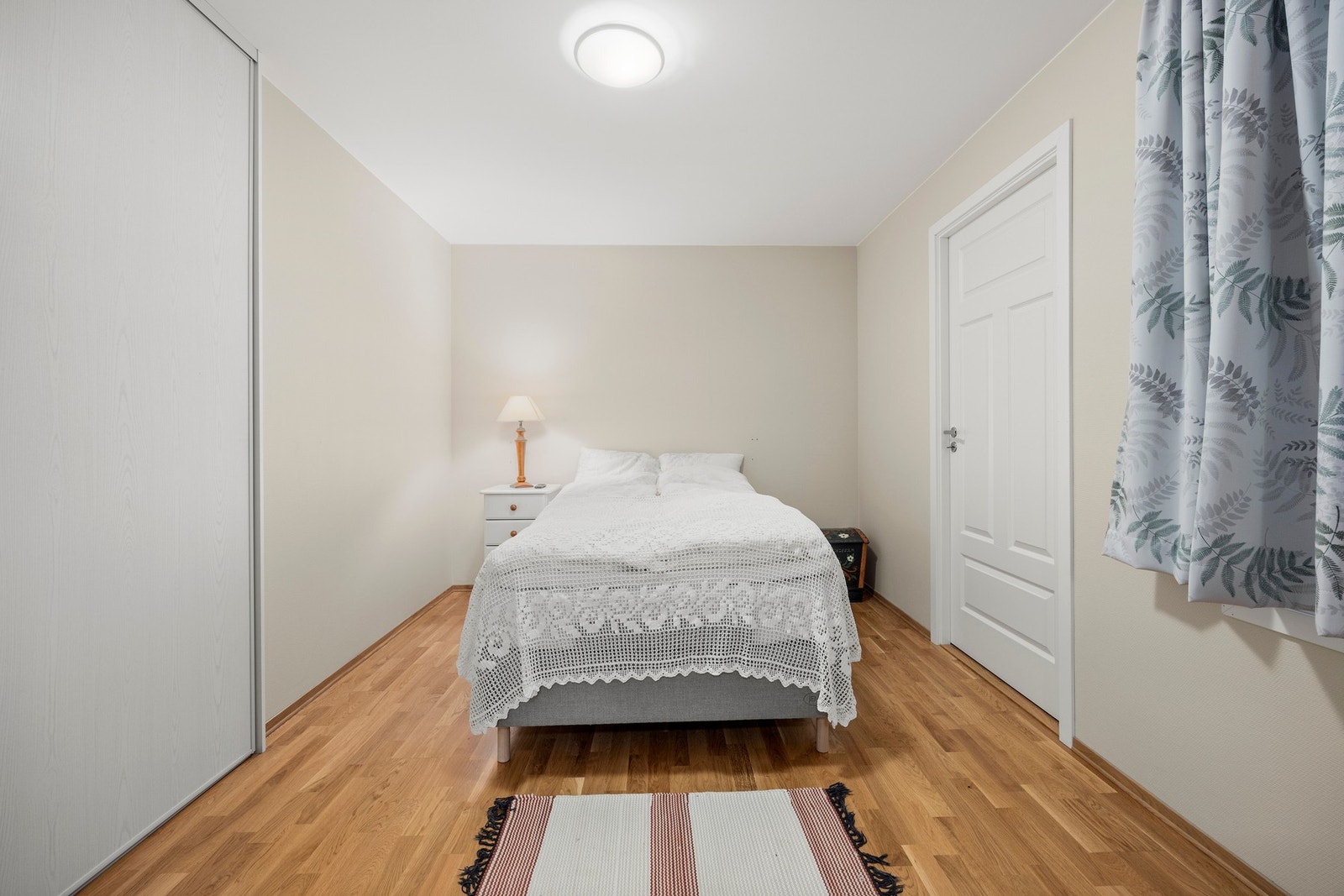 Soverom - ca 12 kvm. Utstyrt med praktisk garderobe, samt dør inn til bod på ca 3 kvm Galleribilde