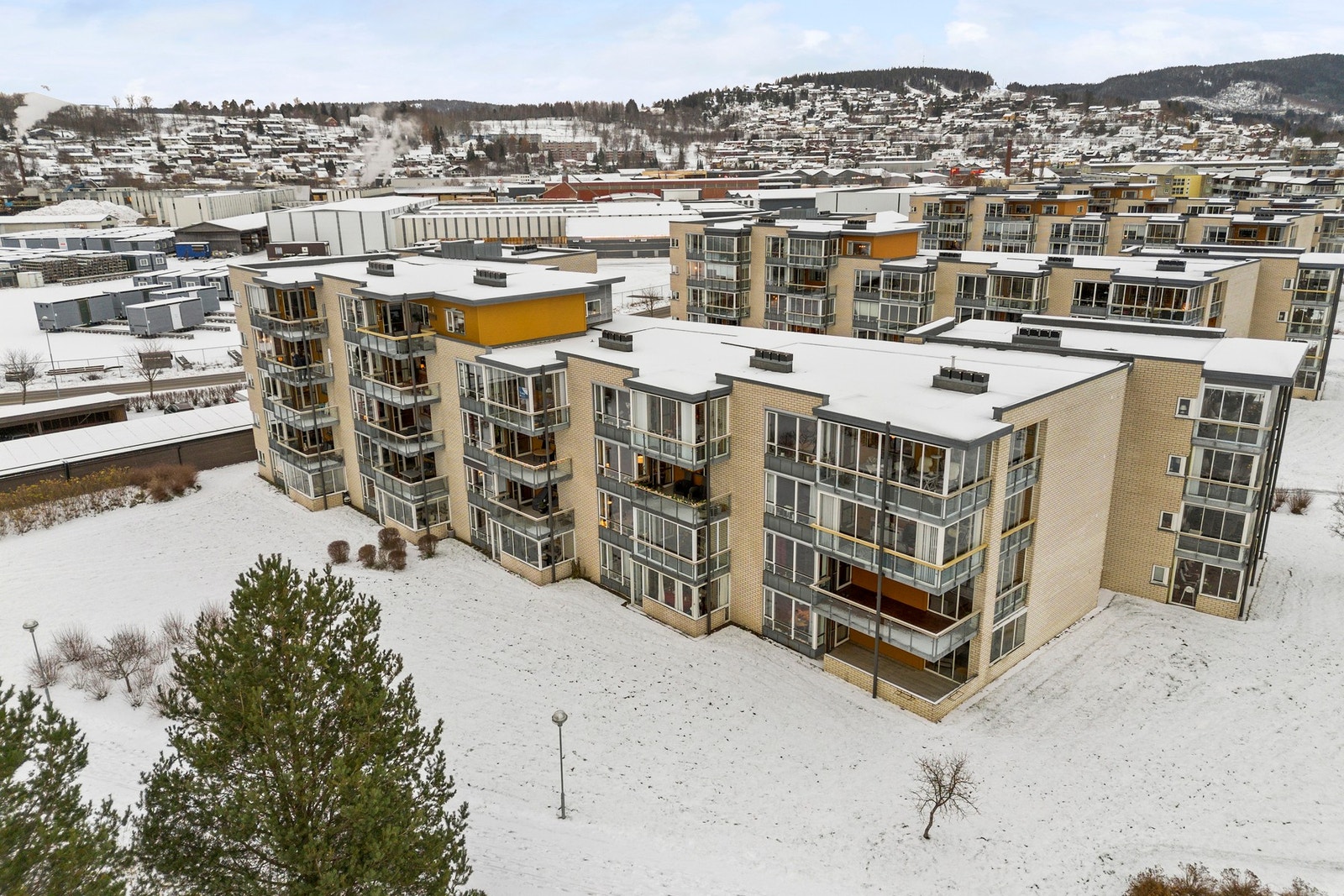 Utvendig biloppstillingsplass på borettslagets eiendom Galleribilde