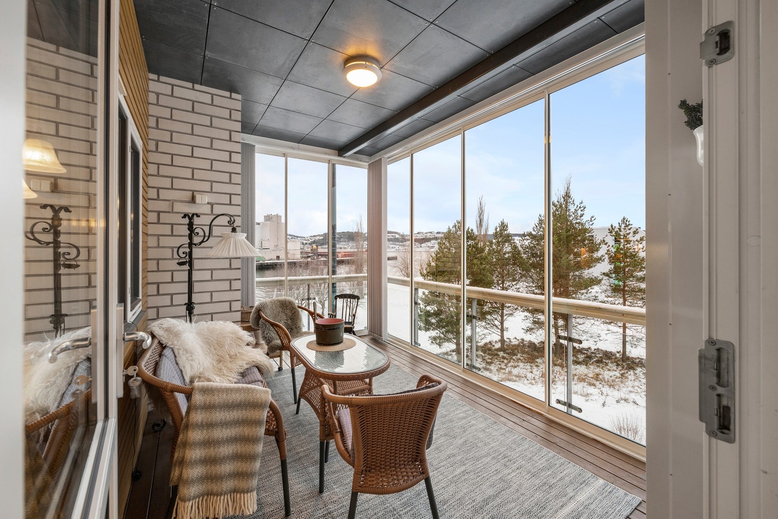 Leiligheten har innglasset balkong med utsikt til Steinkjerelva! Galleribilde