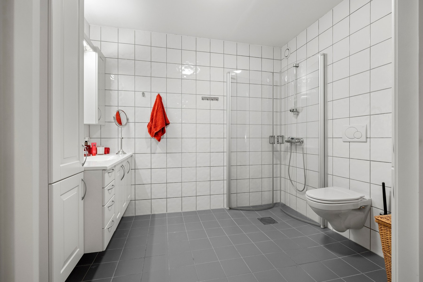 Bad - ca 7 kvm. Flislagte overflater med varme i gulv. Galleribilde