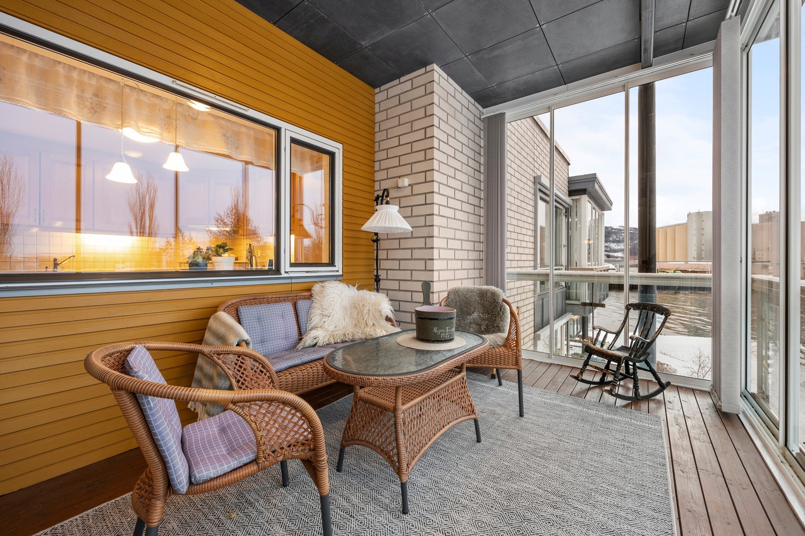 Hyggelig sone som er et praktisk ekstraareal i sommerhalvåret! Galleribilde